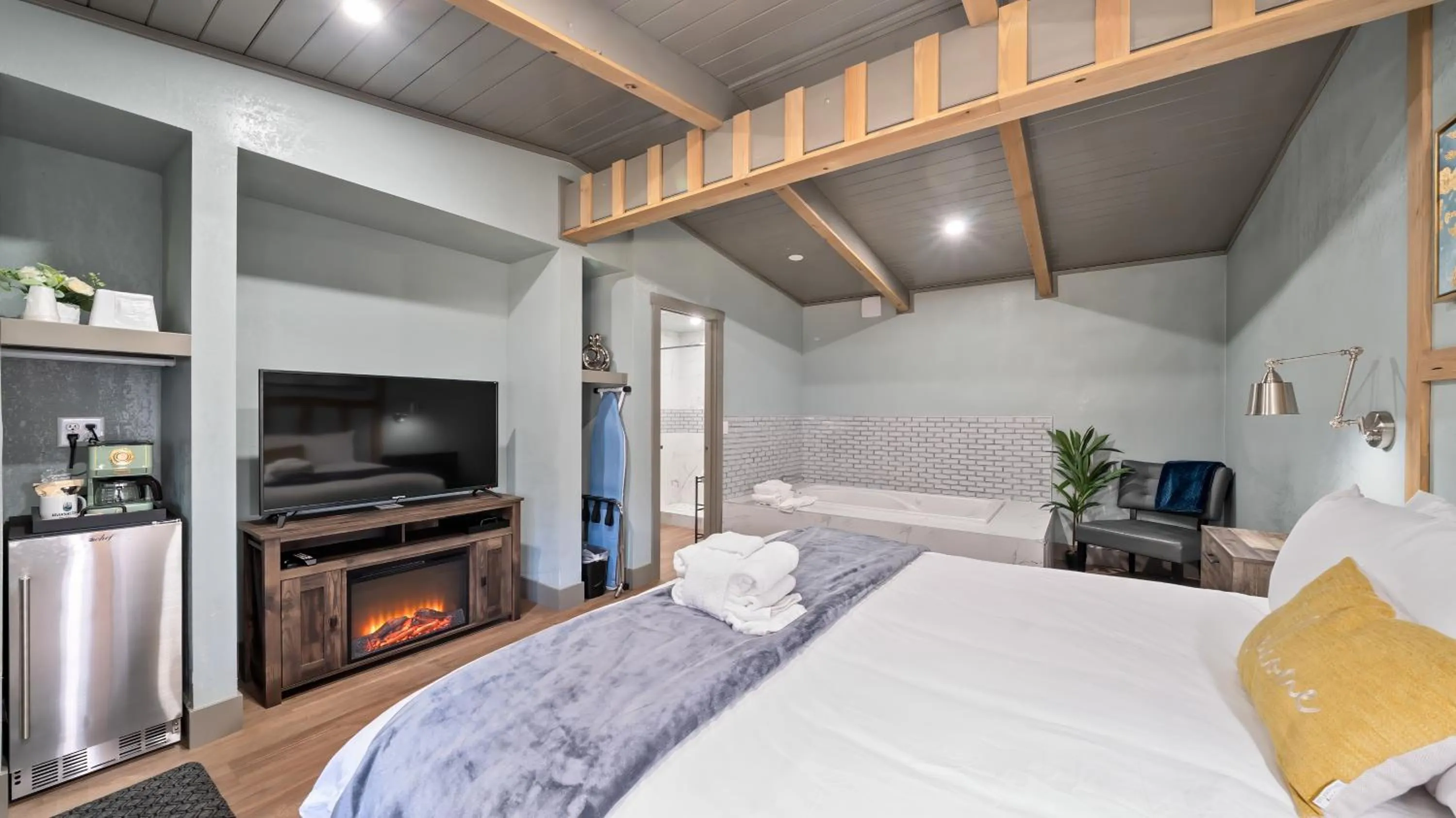 Photo of the whole room, Bed in Blue Jay Lodge