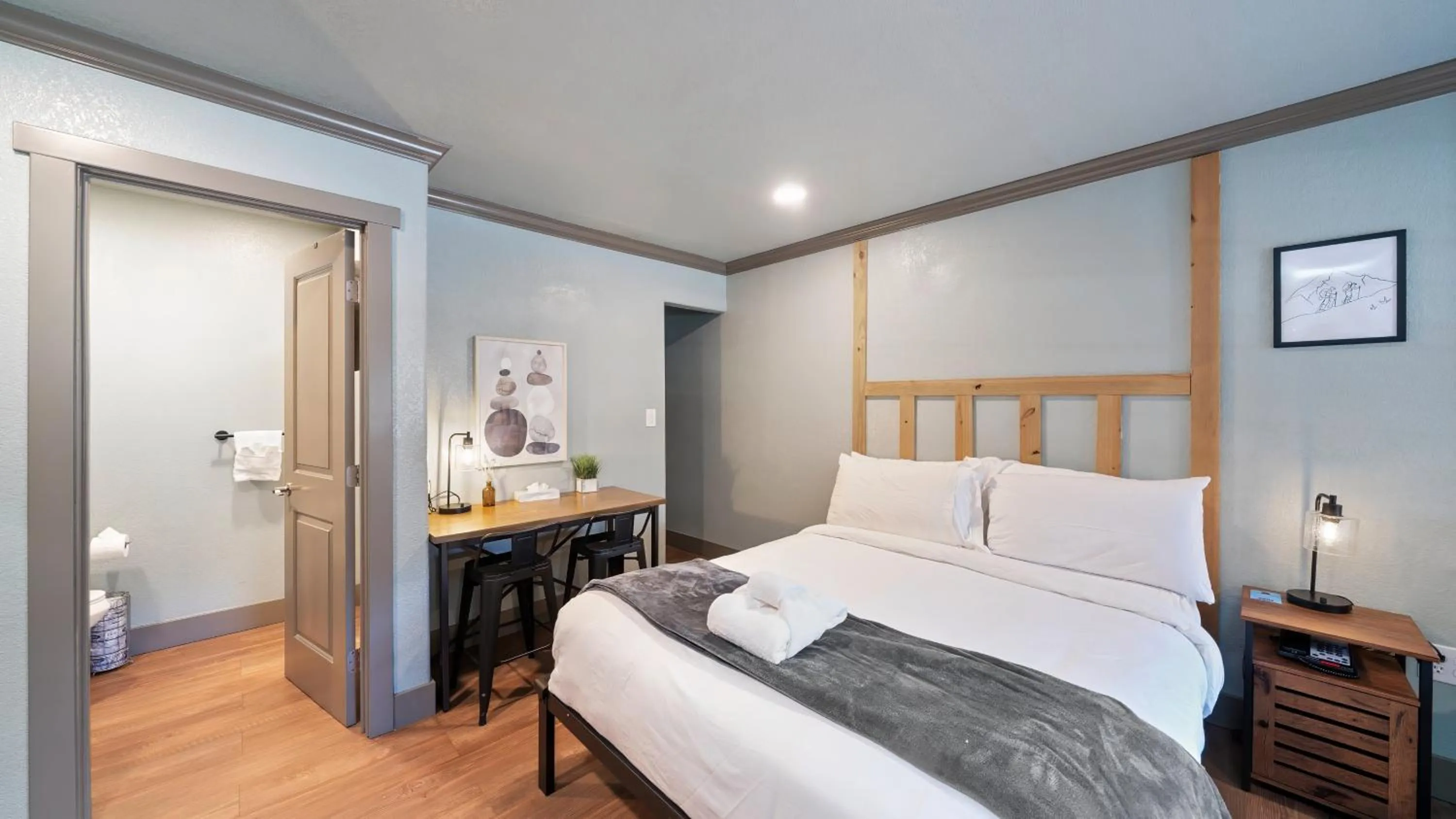 Photo of the whole room, Bed in Blue Jay Lodge