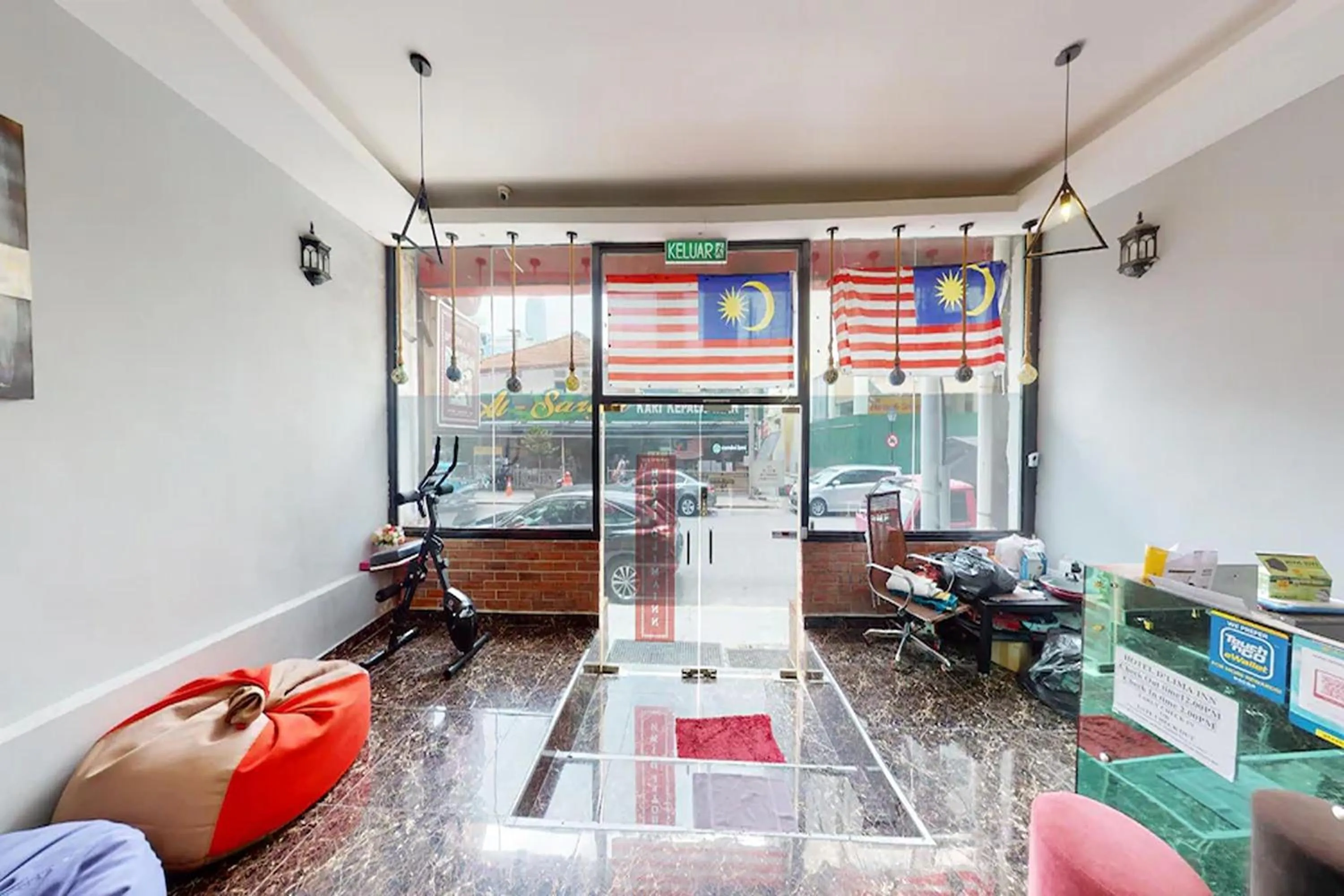 Seating area in Hotel Dlima Inn Bukit Bintang