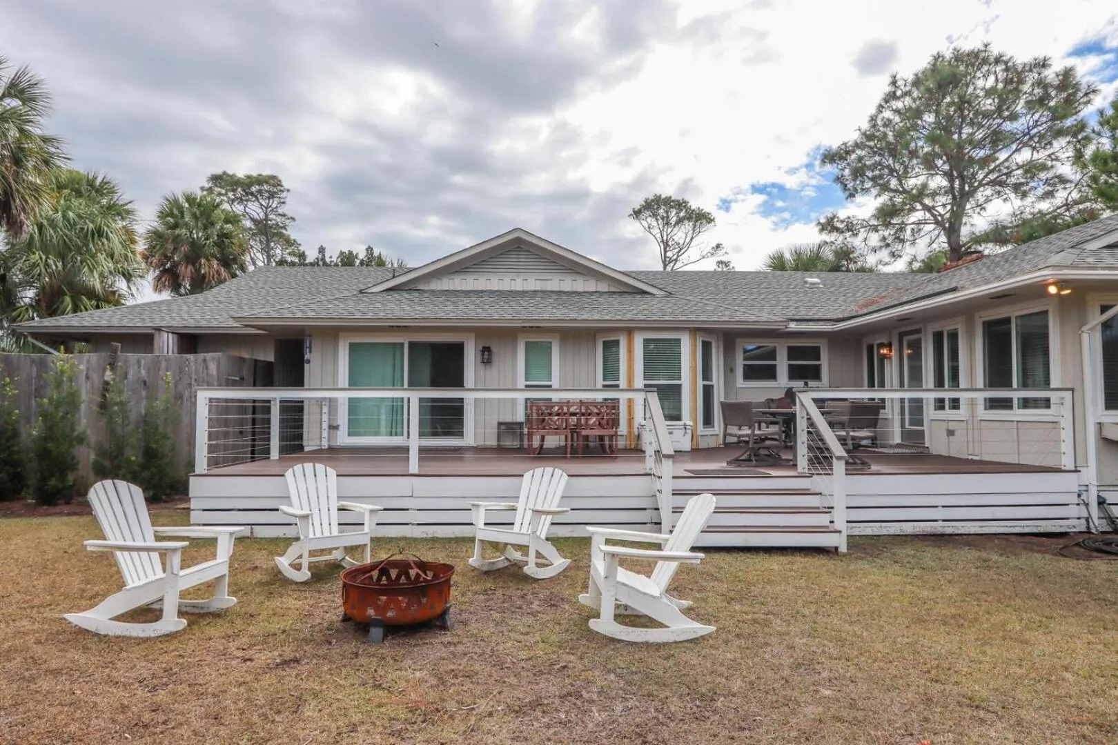 Property building in 377 Tarpon Blv