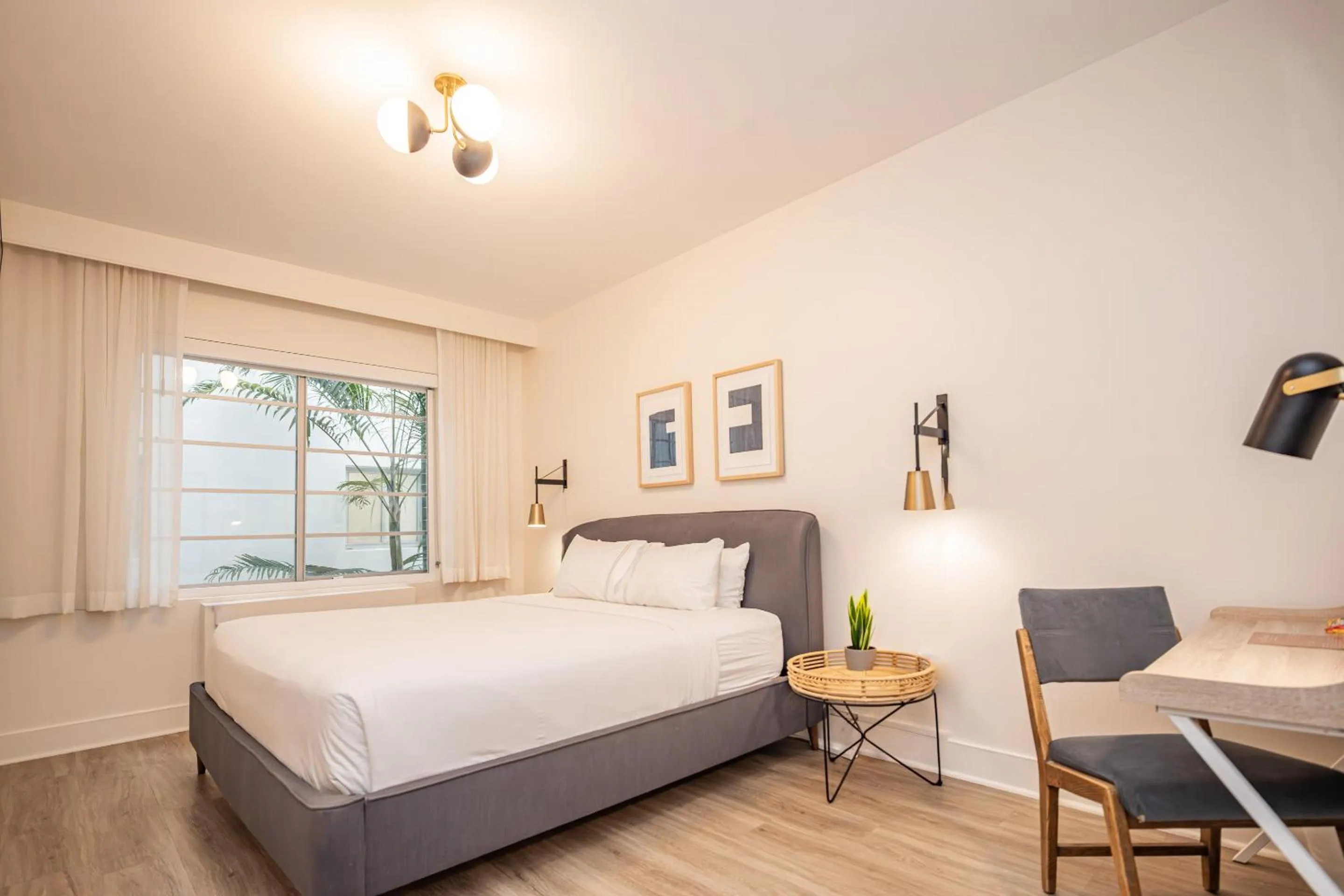 Bedroom, Bed in Kenmore Village Hotel, South Beach