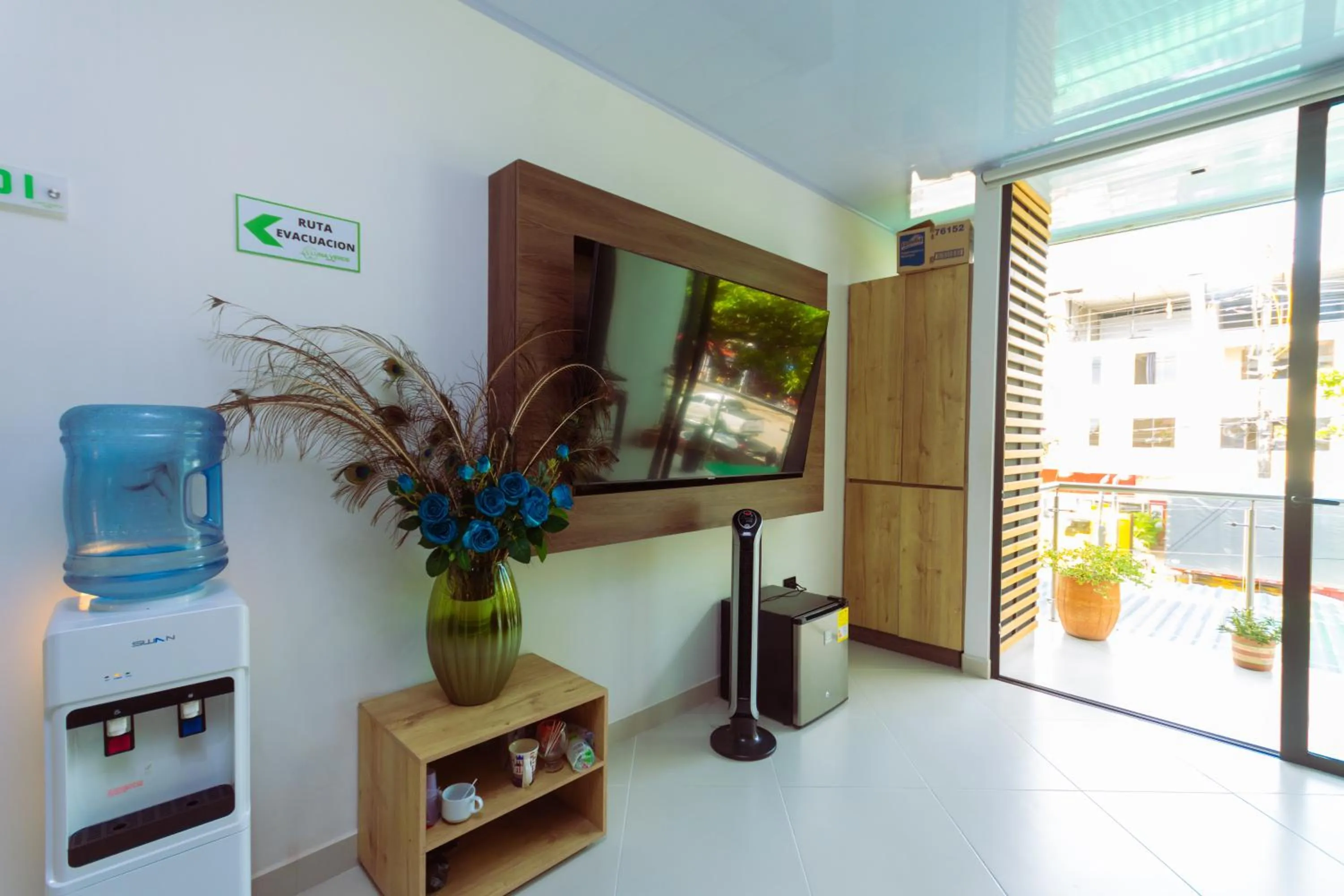 Communal lounge/ TV room in Hotel Luna Verde By Del Toro