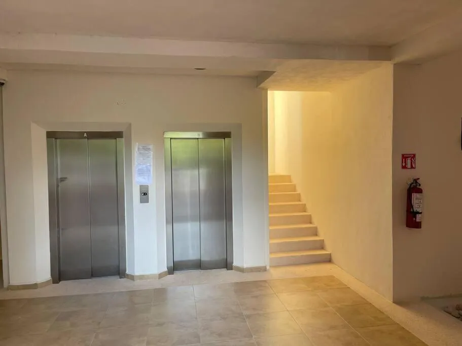 elevator in Hermoso Penthouse Rooftop con alberca