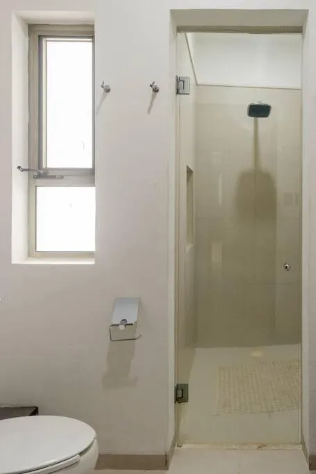 Shower in Hermoso Penthouse Rooftop con alberca