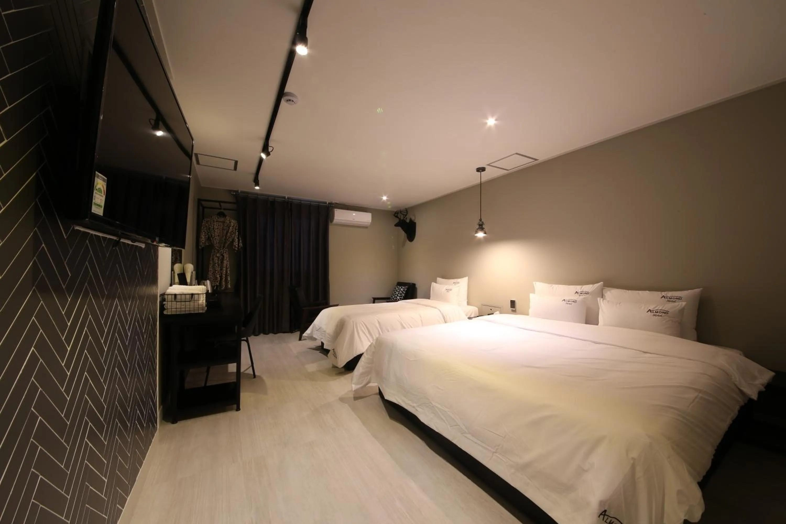 Bed in Almond Hotel Gupo Station