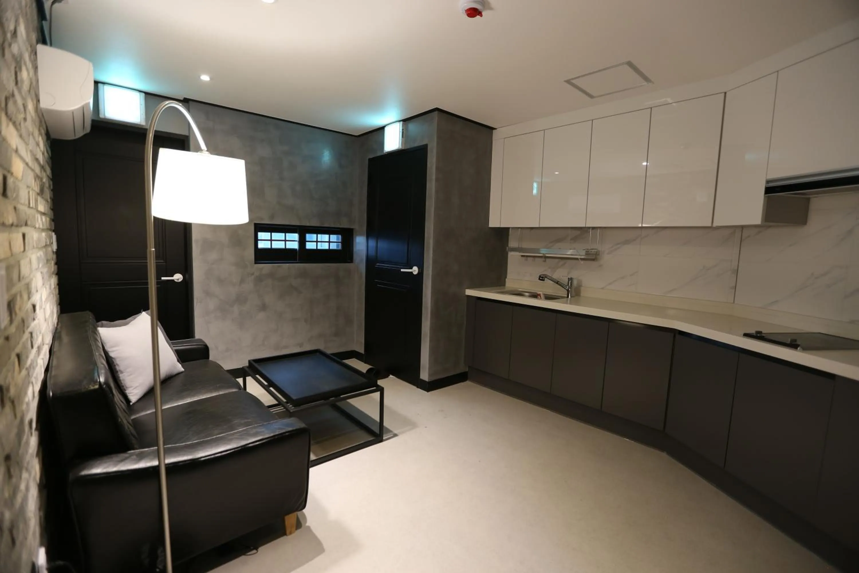 Almond Hotel Gupo Station