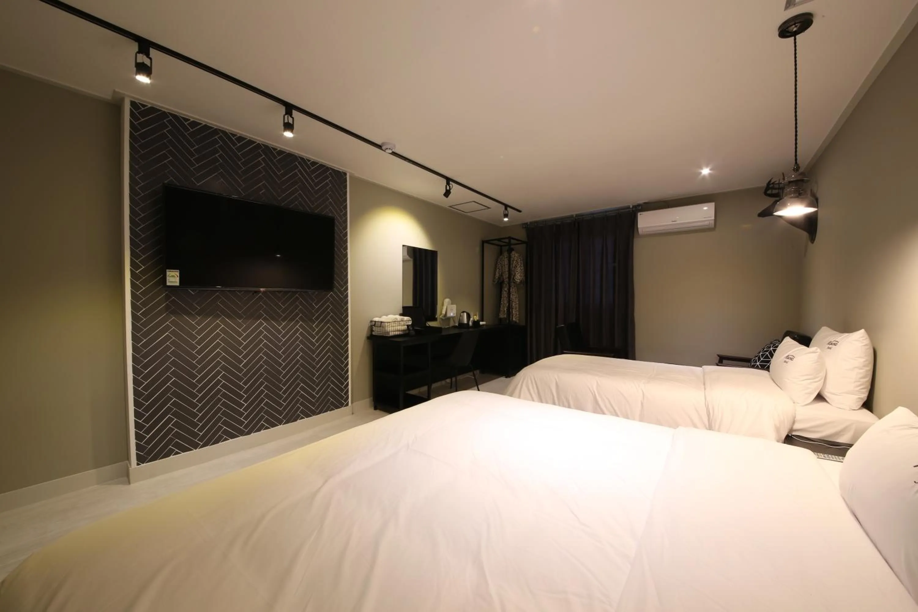 Bed in Almond Hotel Gupo Station