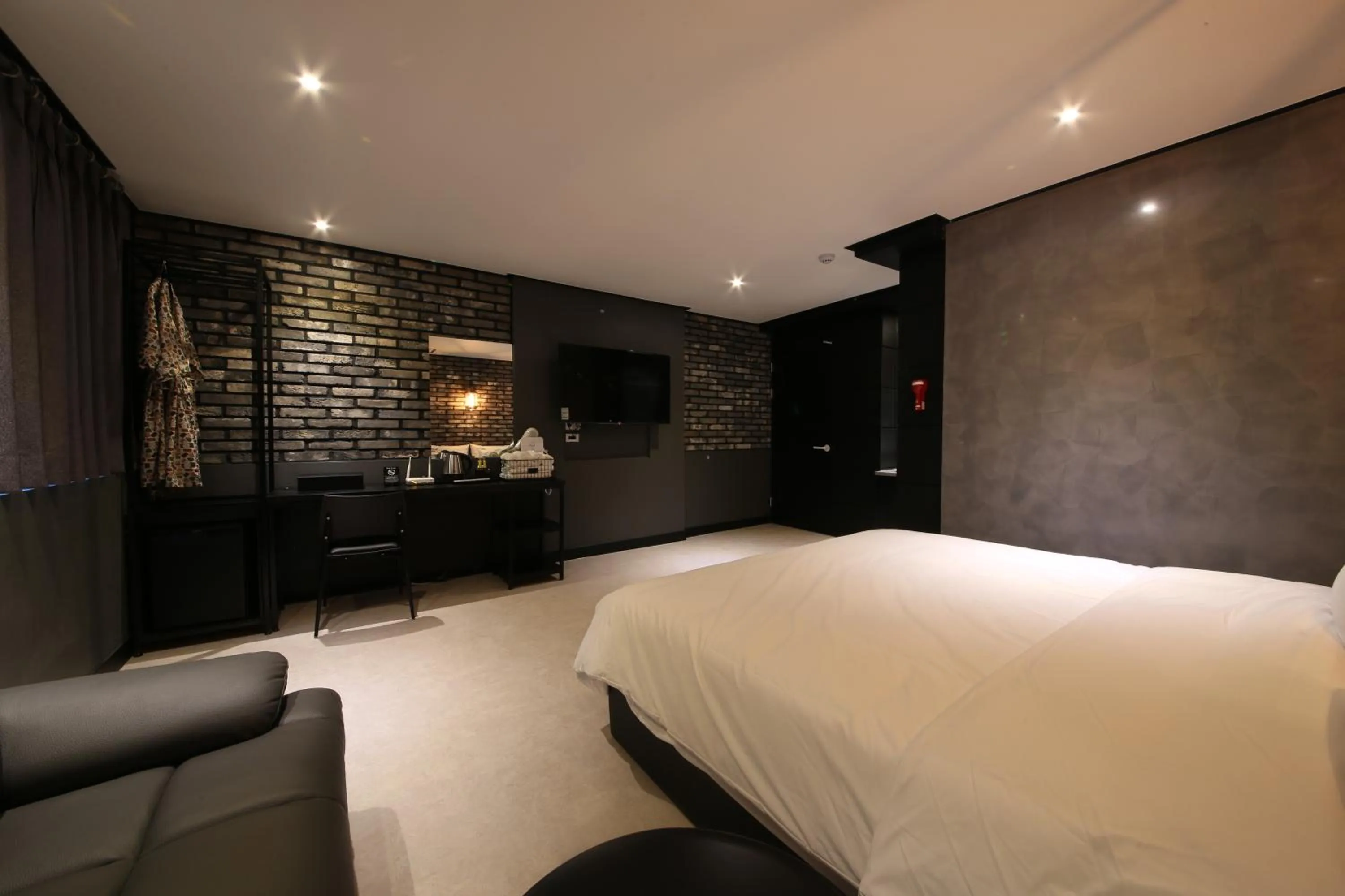 Bed in Almond Hotel Gupo Station