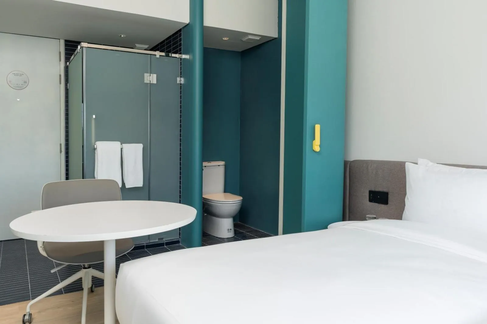 Toilet, Bed in GO Hotel Chonburi at Central Chonburi