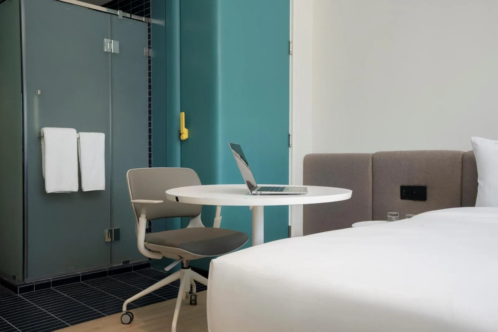 Toilet, Bed in GO Hotel Chonburi at Central Chonburi