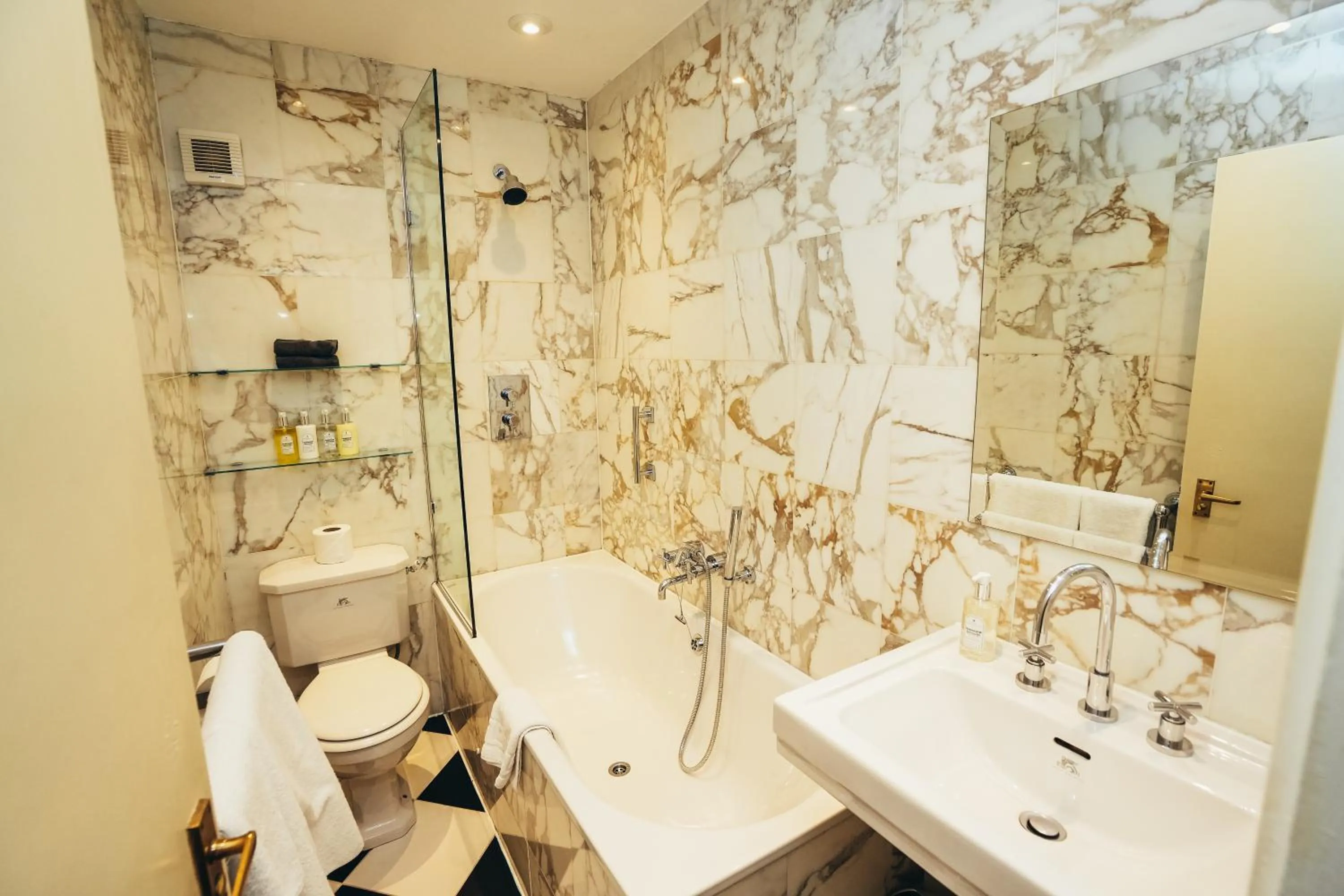 Shower in The Peacock at Rowsley