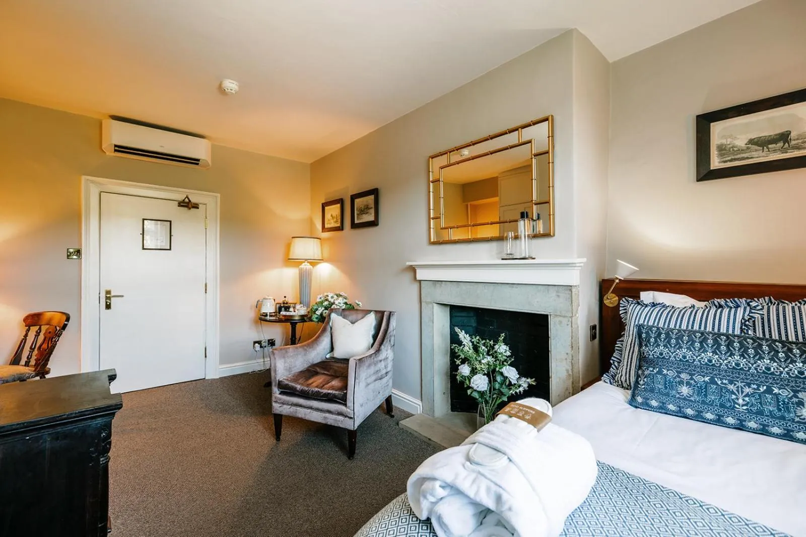 Photo of the whole room, Bed in The Peacock at Rowsley