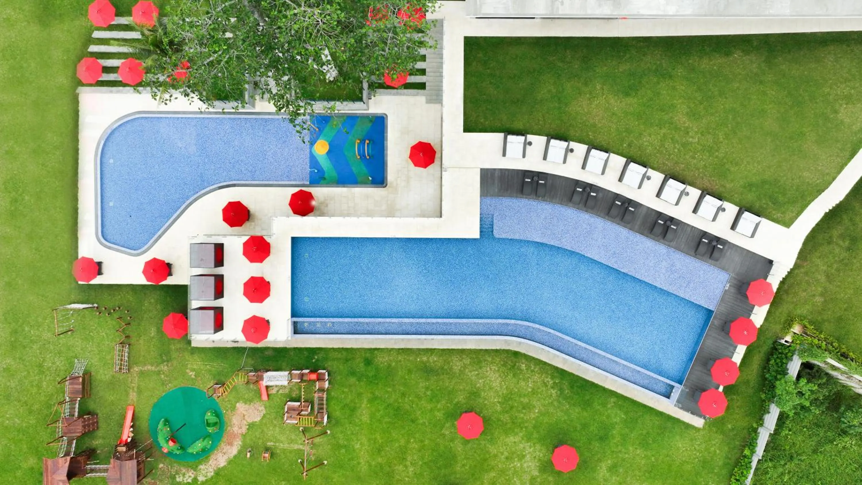 Swimming pool in Aston Serang Hotel & Convention Center