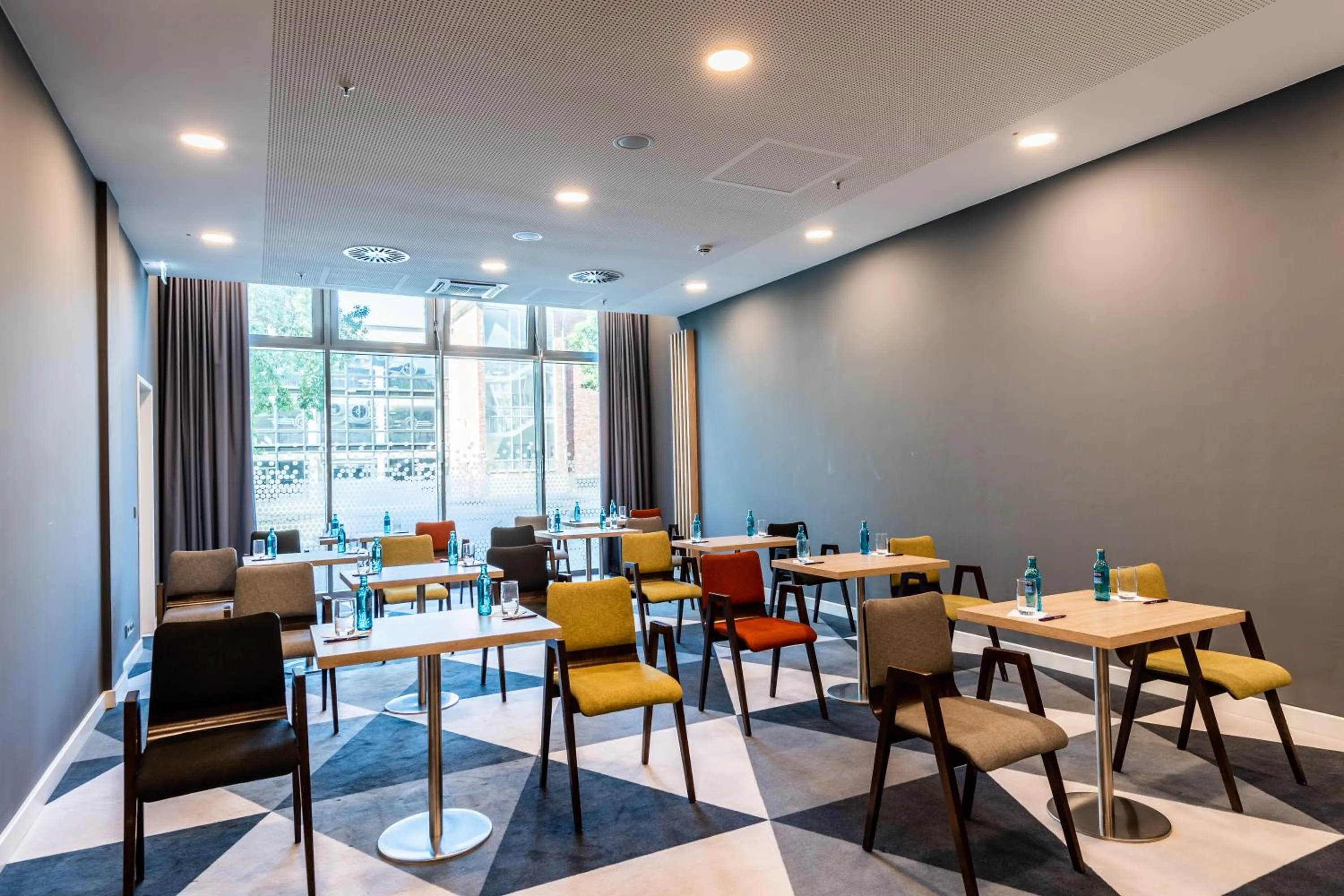 Meeting/conference room, Restaurant/Places to Eat in Holiday Inn Express Cologne - City Centre