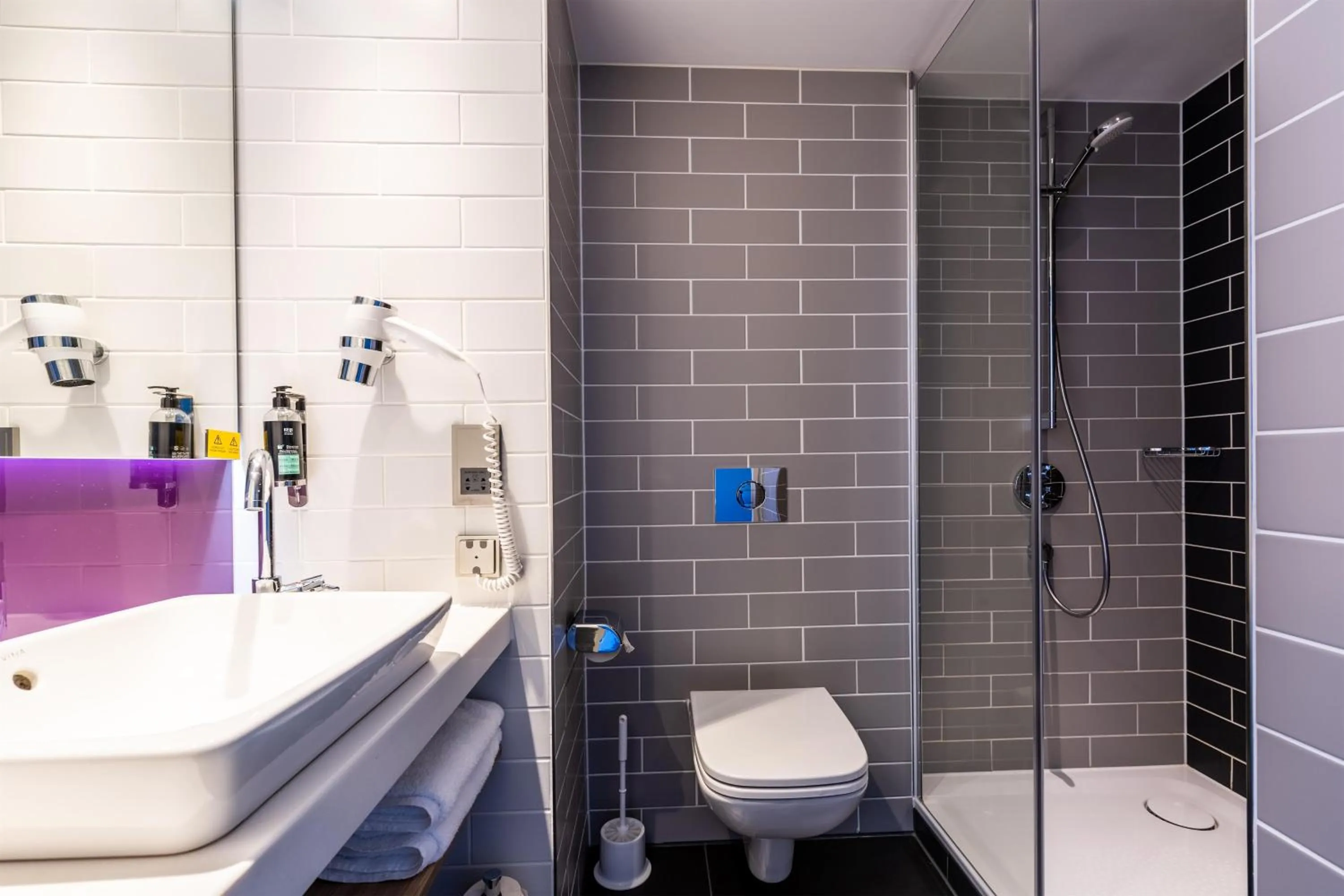 Bathroom in Premier Inn Köln City Süd