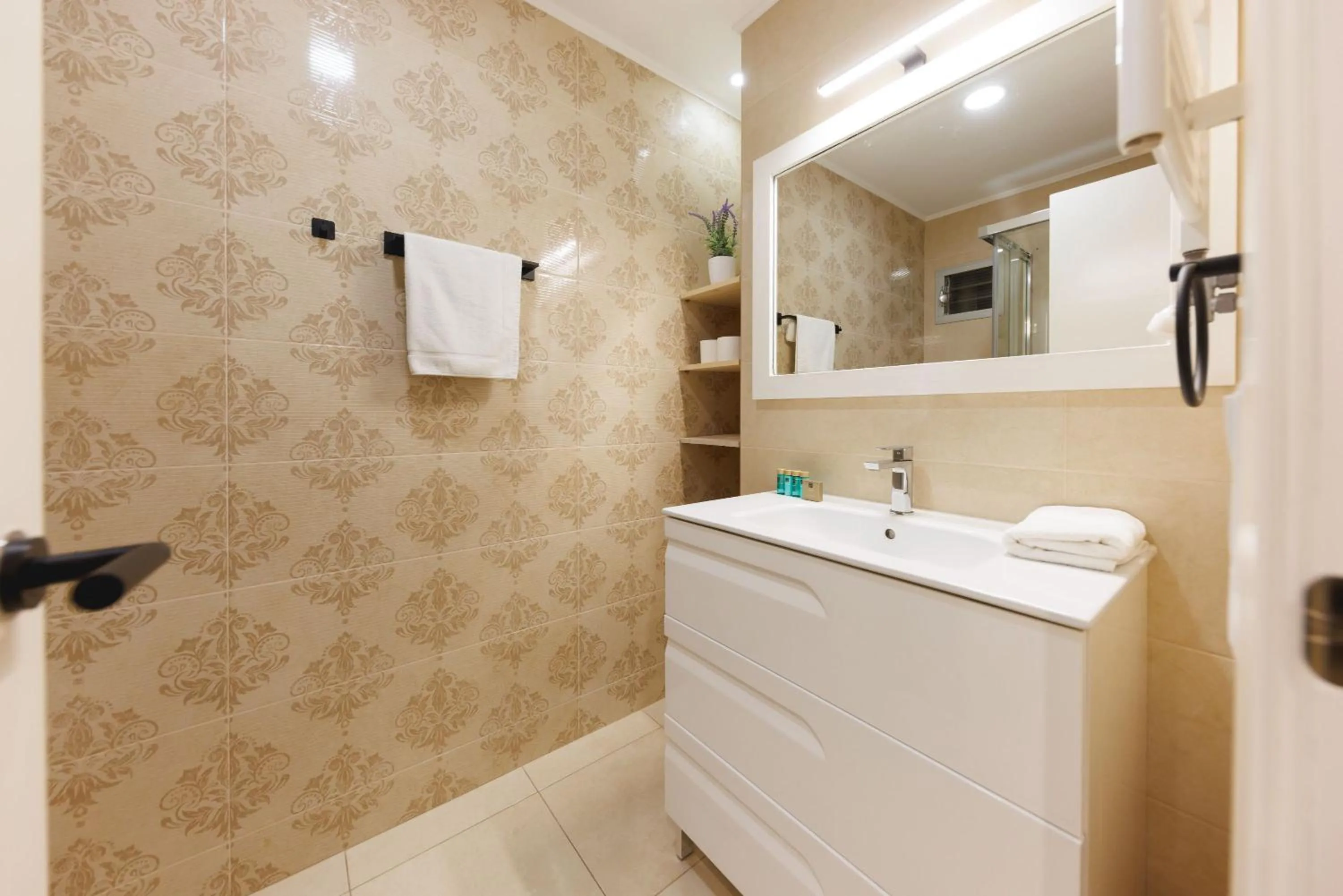 Bathroom in Bravissimo Figuerola, Spacious 3-bedroom apartment