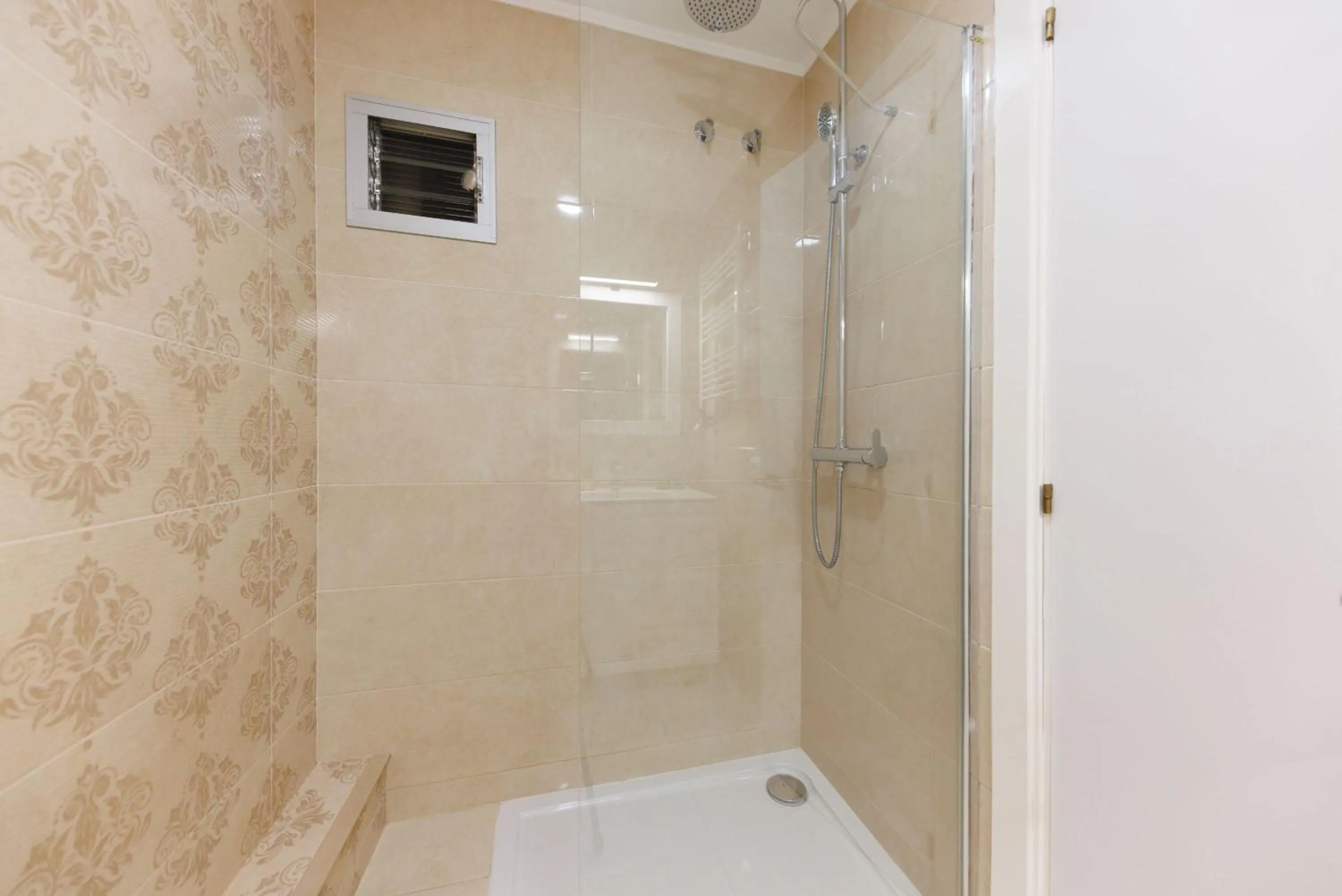 Shower in Bravissimo Figuerola, Spacious 3-bedroom apartment