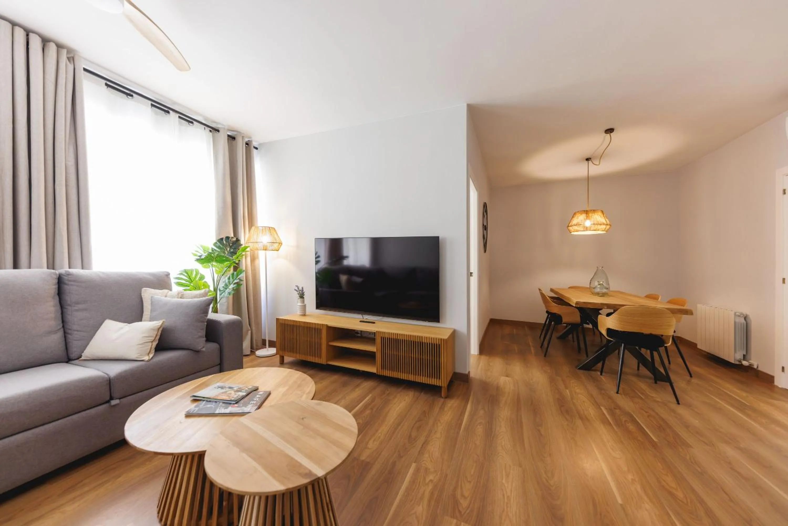 TV and multimedia in Bravissimo Figuerola, Spacious 3-bedroom apartment
