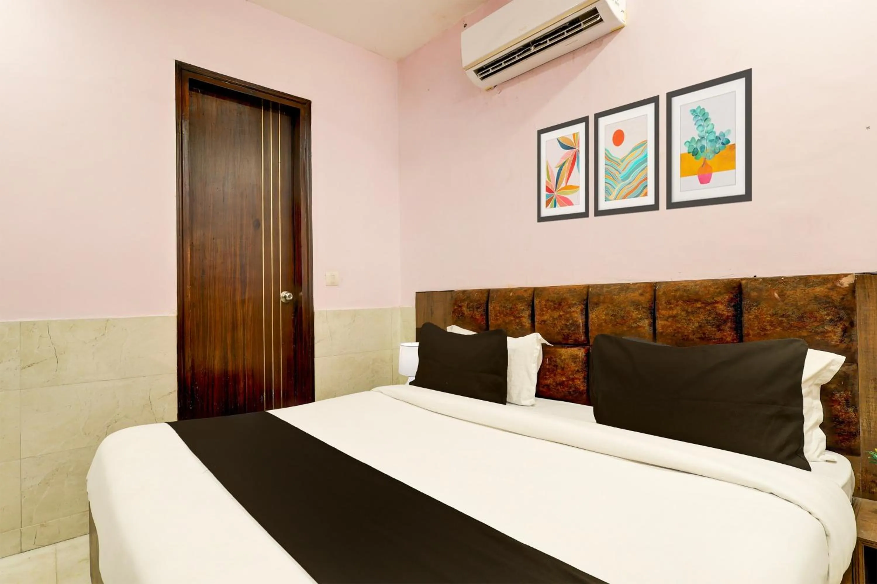 Bedroom, Bed in Super Hotel O Alipur Narela