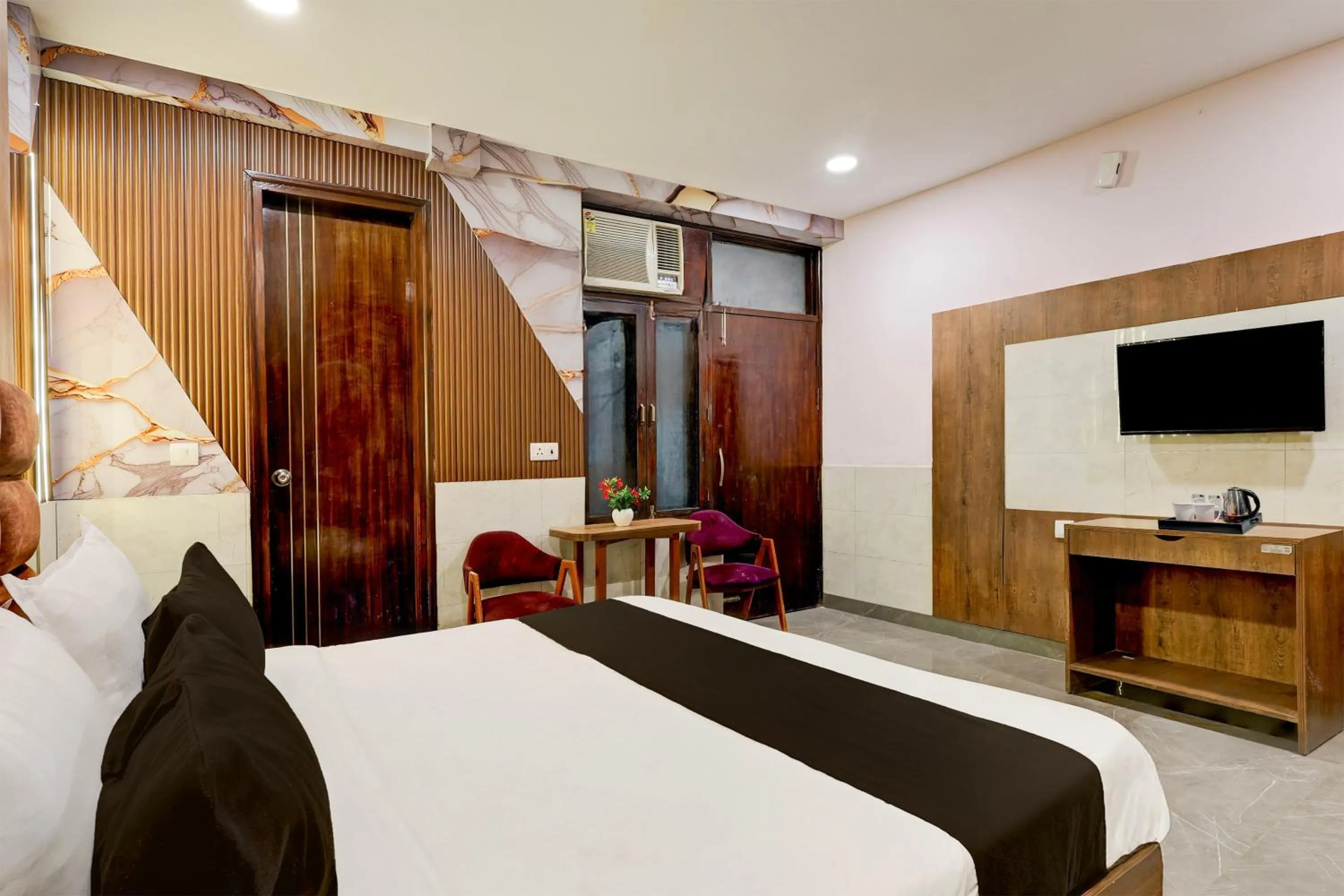 Bedroom, Bed in Super Hotel O Alipur Narela