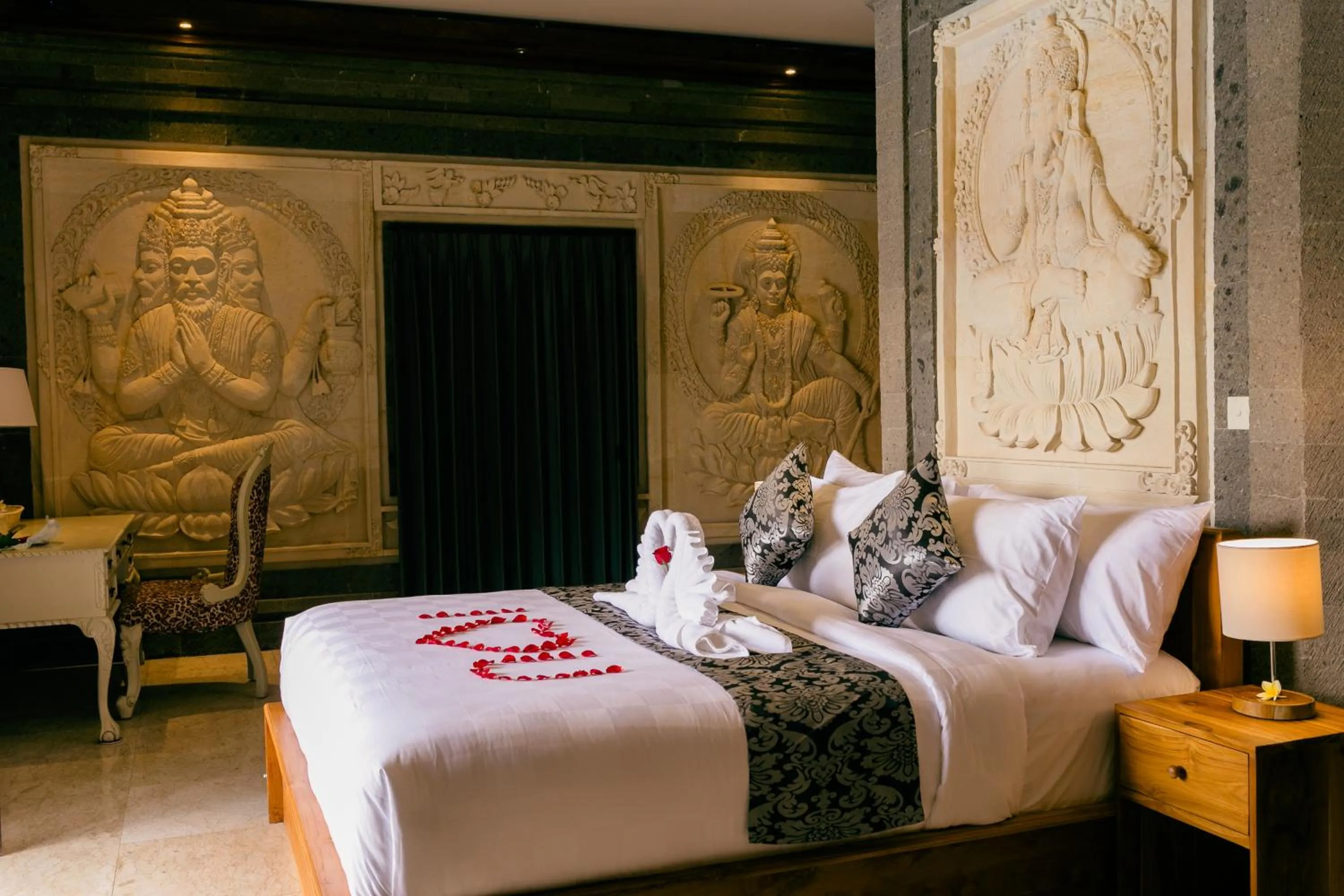 Bed in Arbathu Villa Ubud