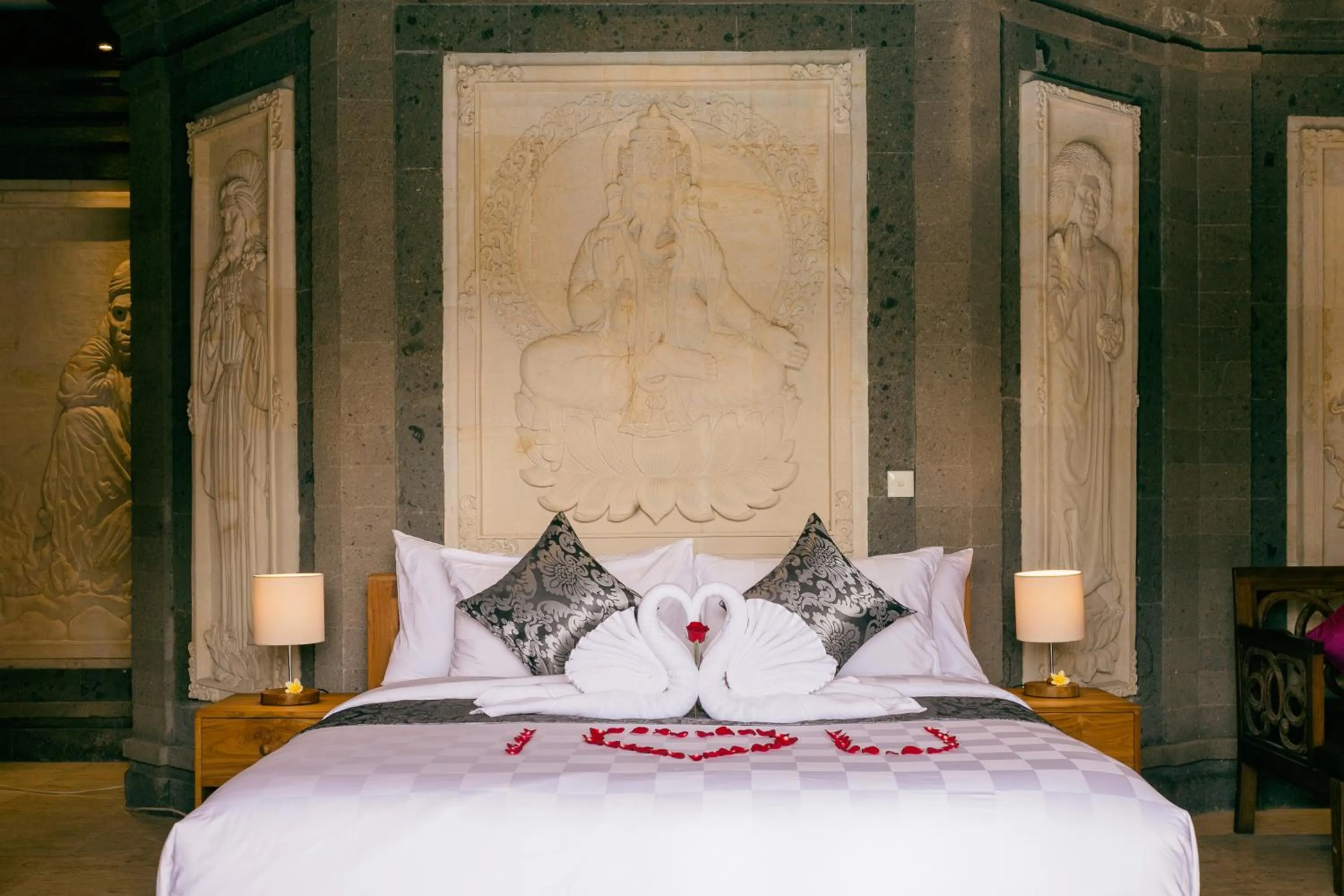 Bed in Arbathu Villa Ubud