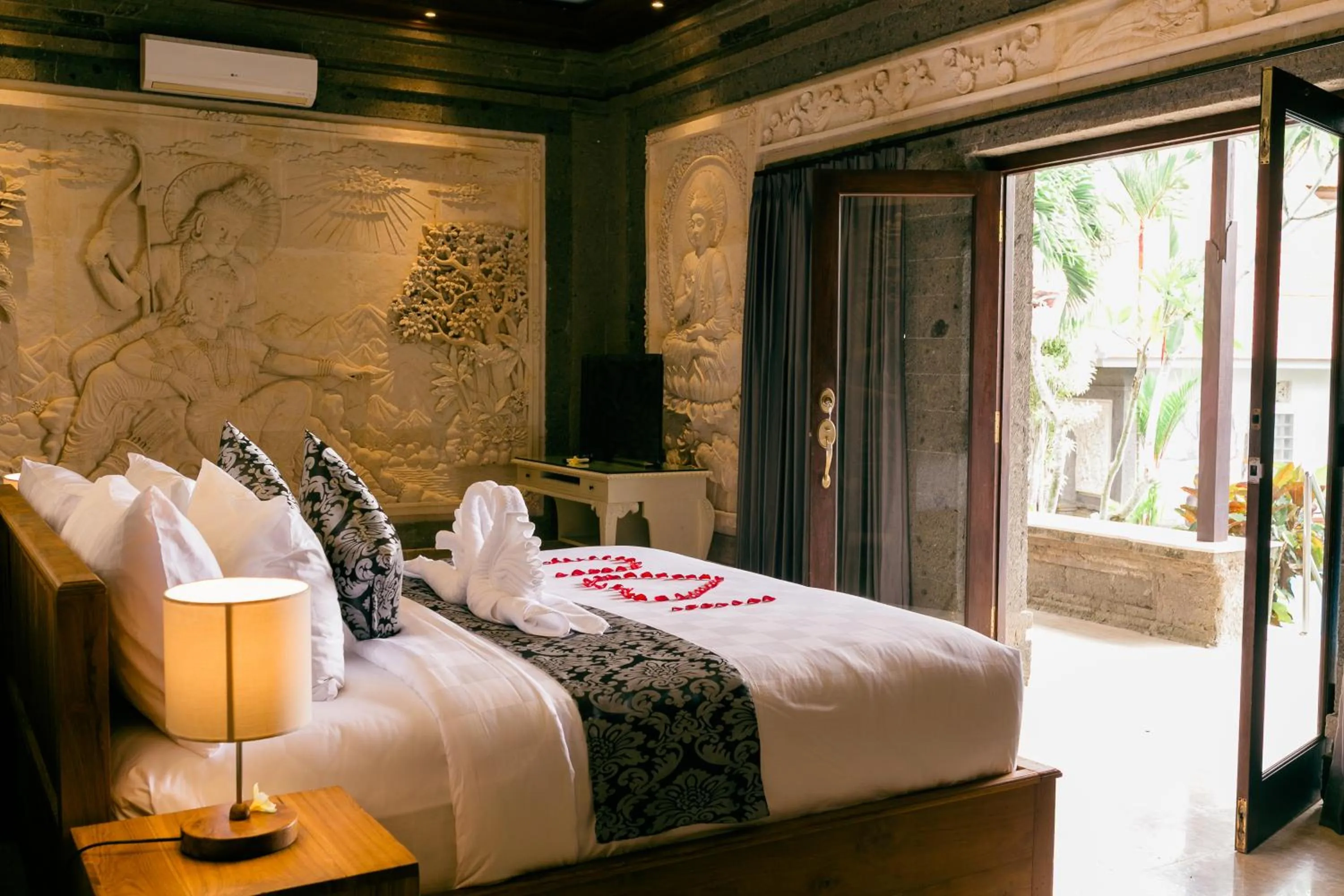 Bed in Arbathu Villa Ubud