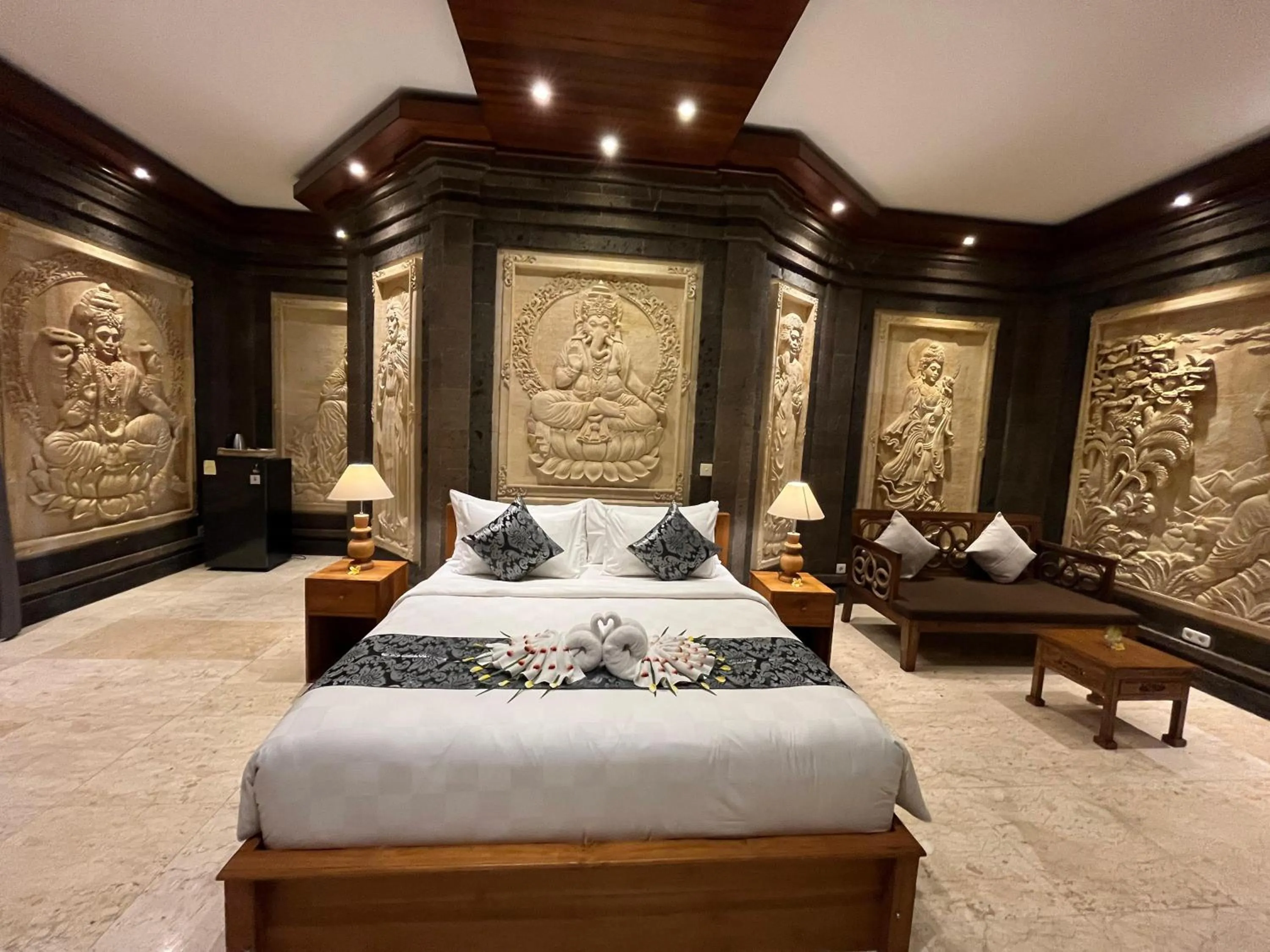 Bed in Arbathu Villa Ubud