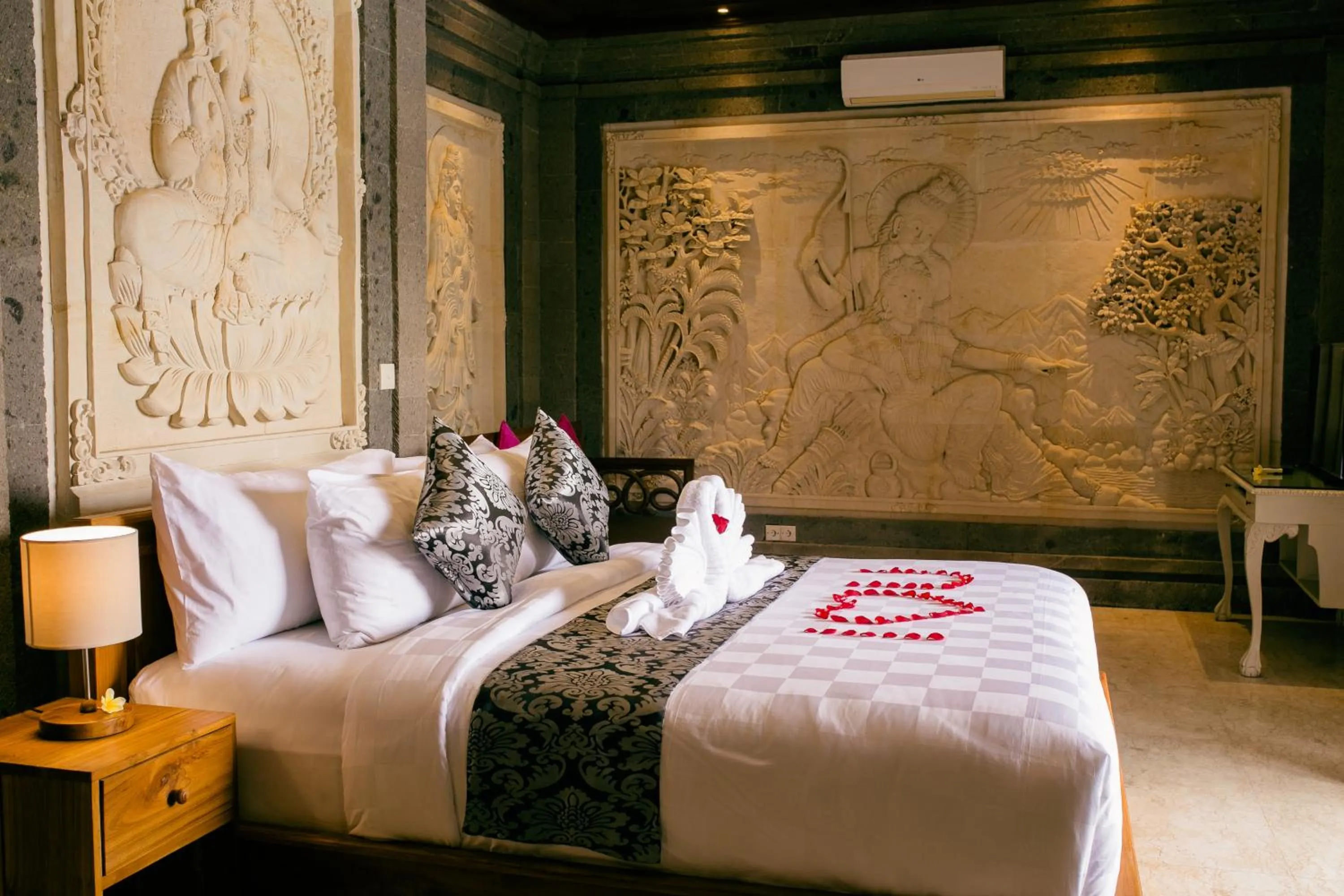 Bed in Arbathu Villa Ubud