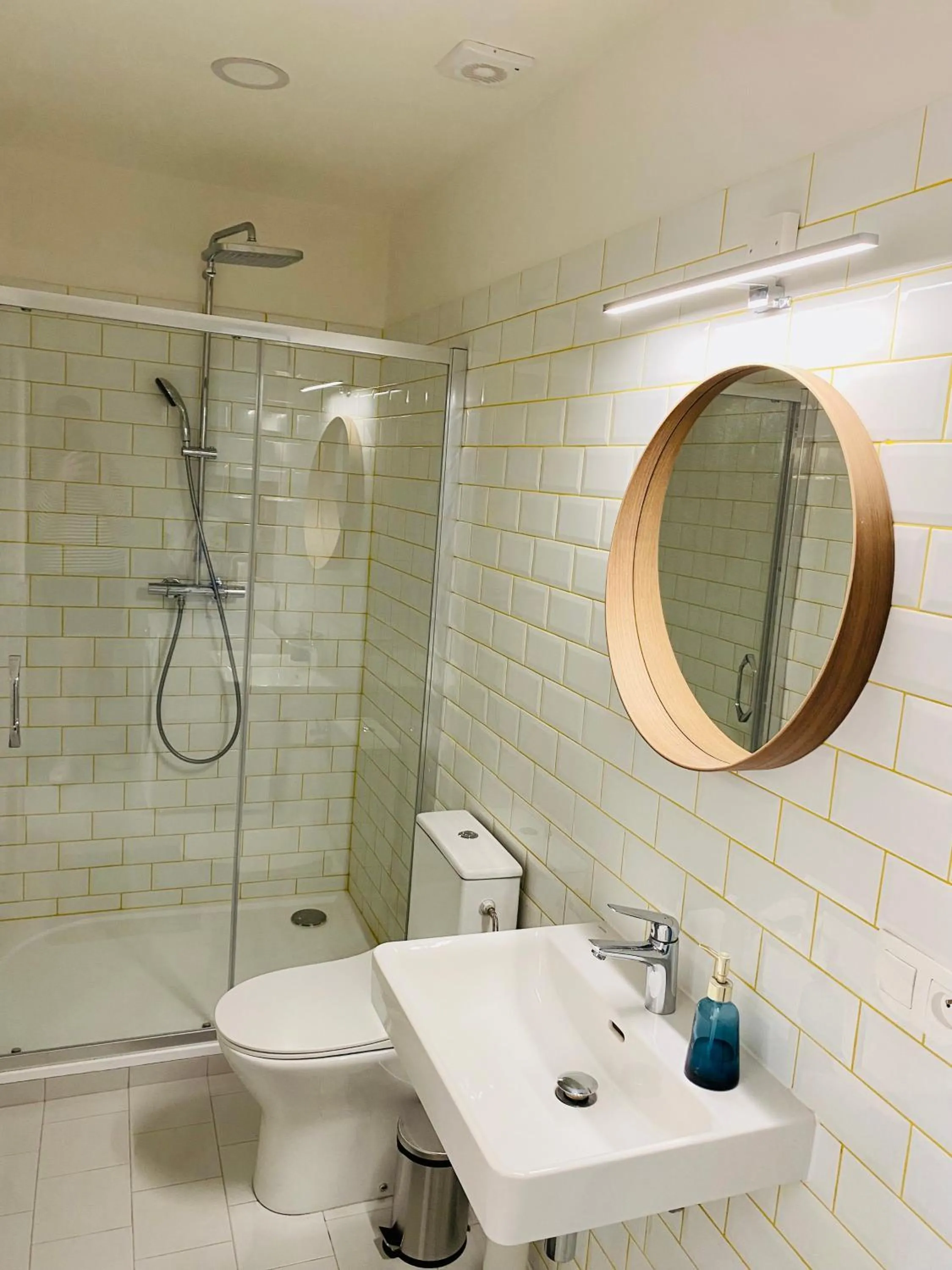 Shower in Green balcony & king size bed