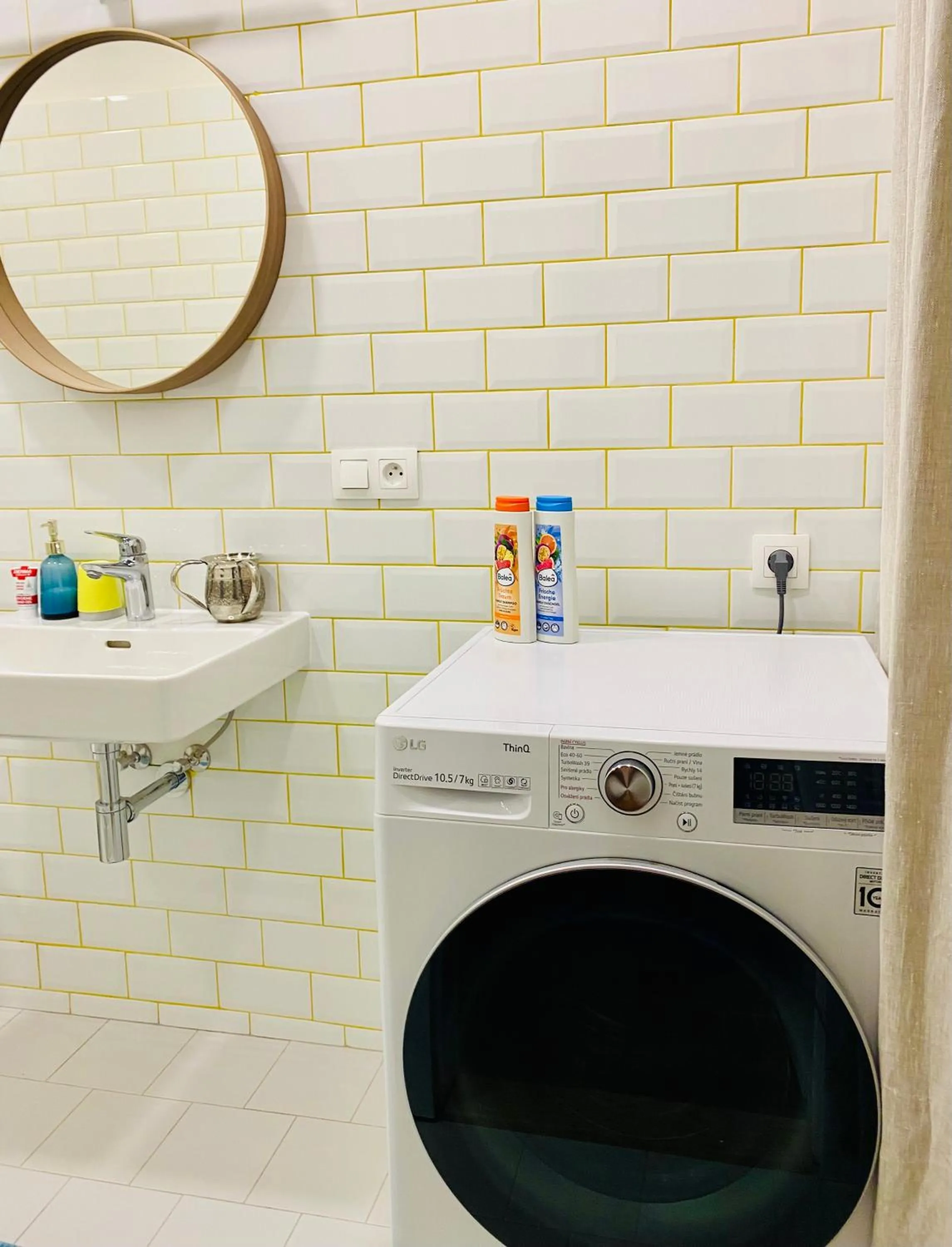 washing machine in Green balcony & king size bed
