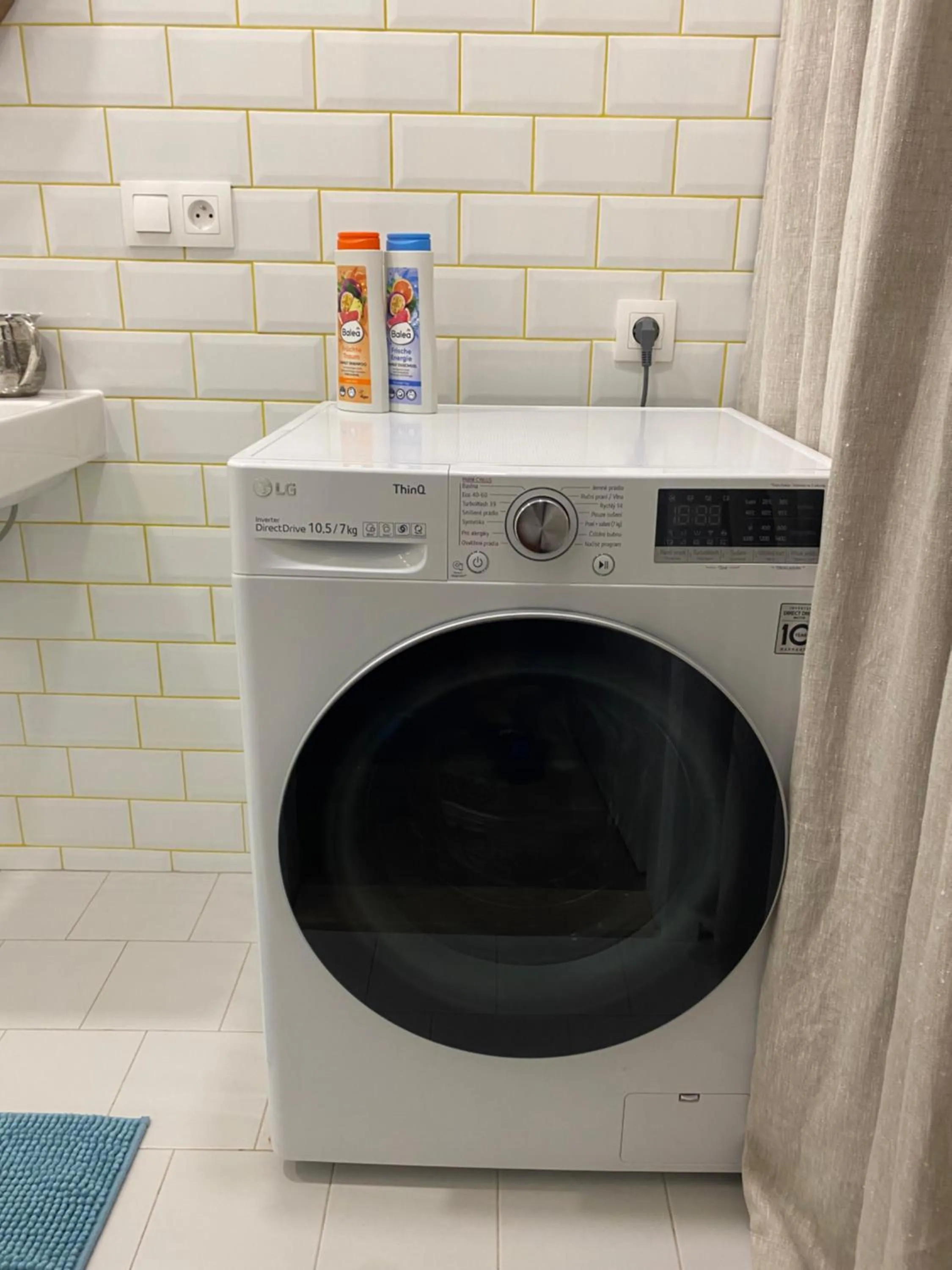 washing machine in Green balcony & king size bed