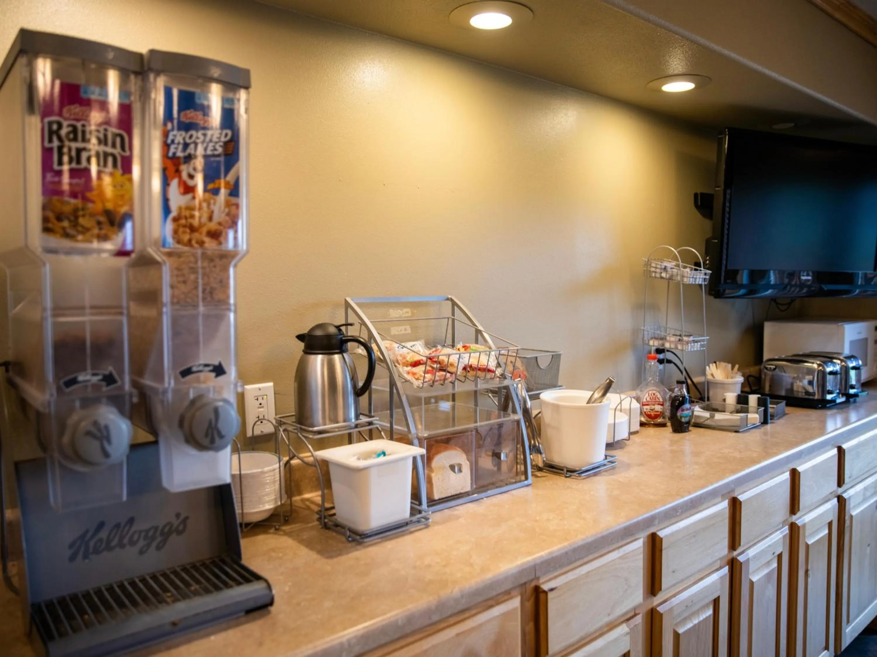 Breakfast, Kitchen/Kitchenette in Super 8 by Wyndham West Yellowstone