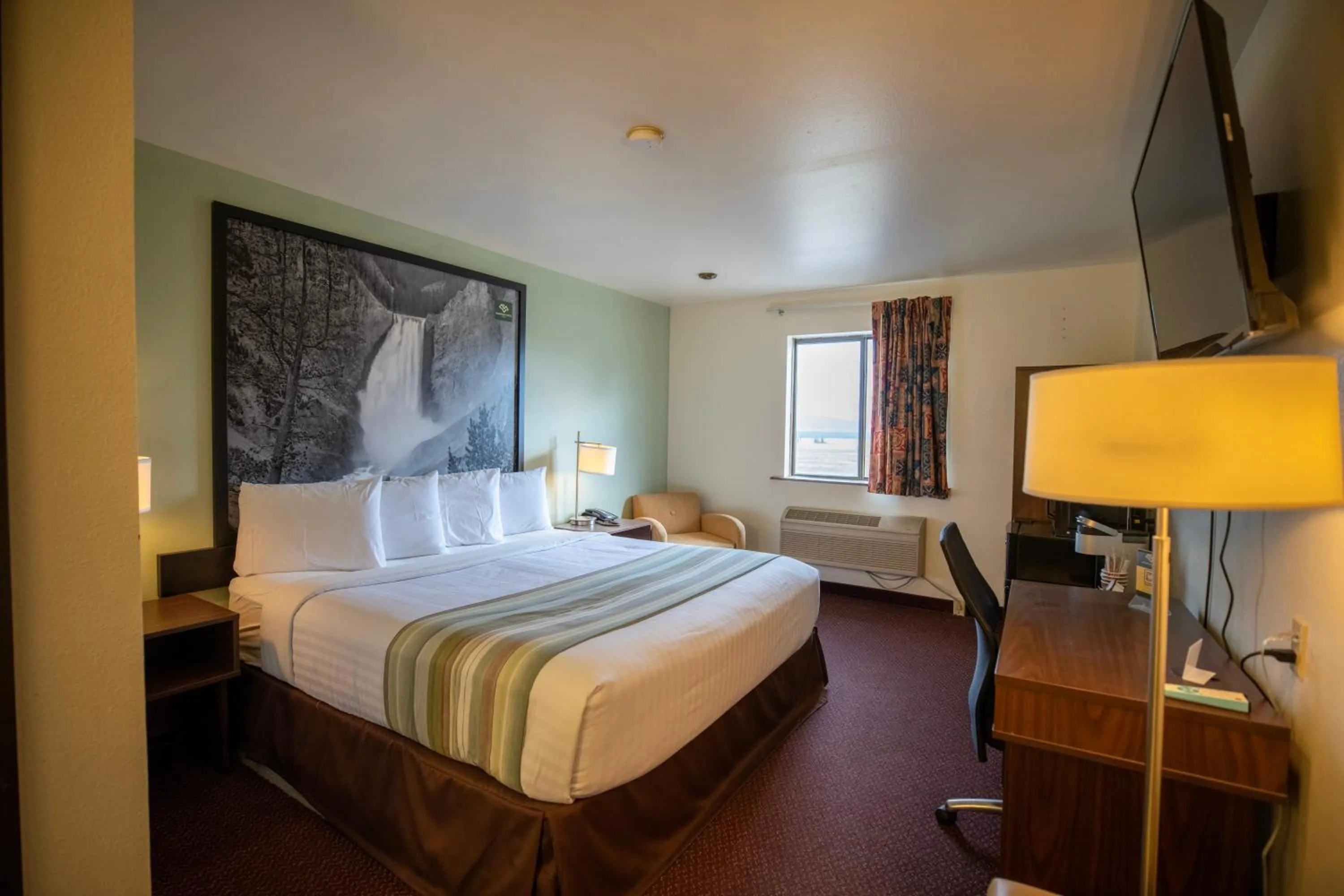 Bed in Super 8 by Wyndham West Yellowstone