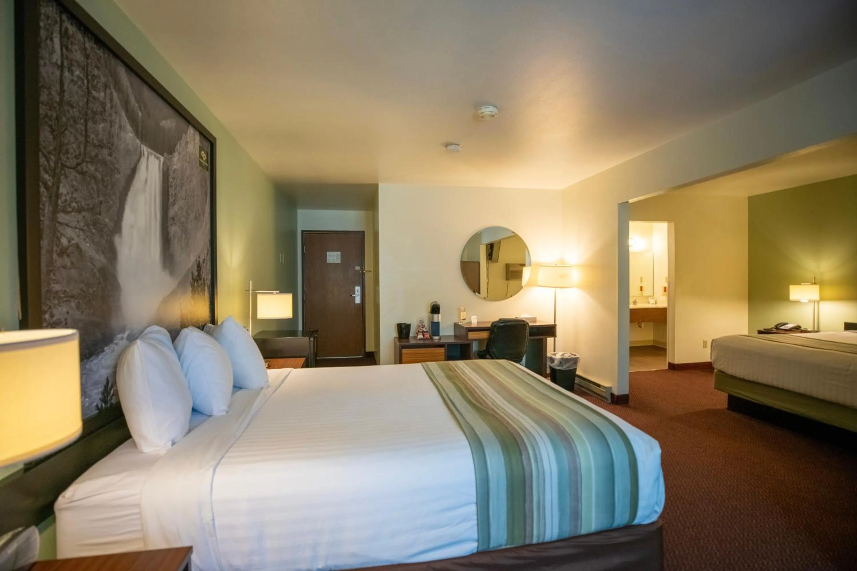 Bedroom, Bed in Super 8 by Wyndham West Yellowstone