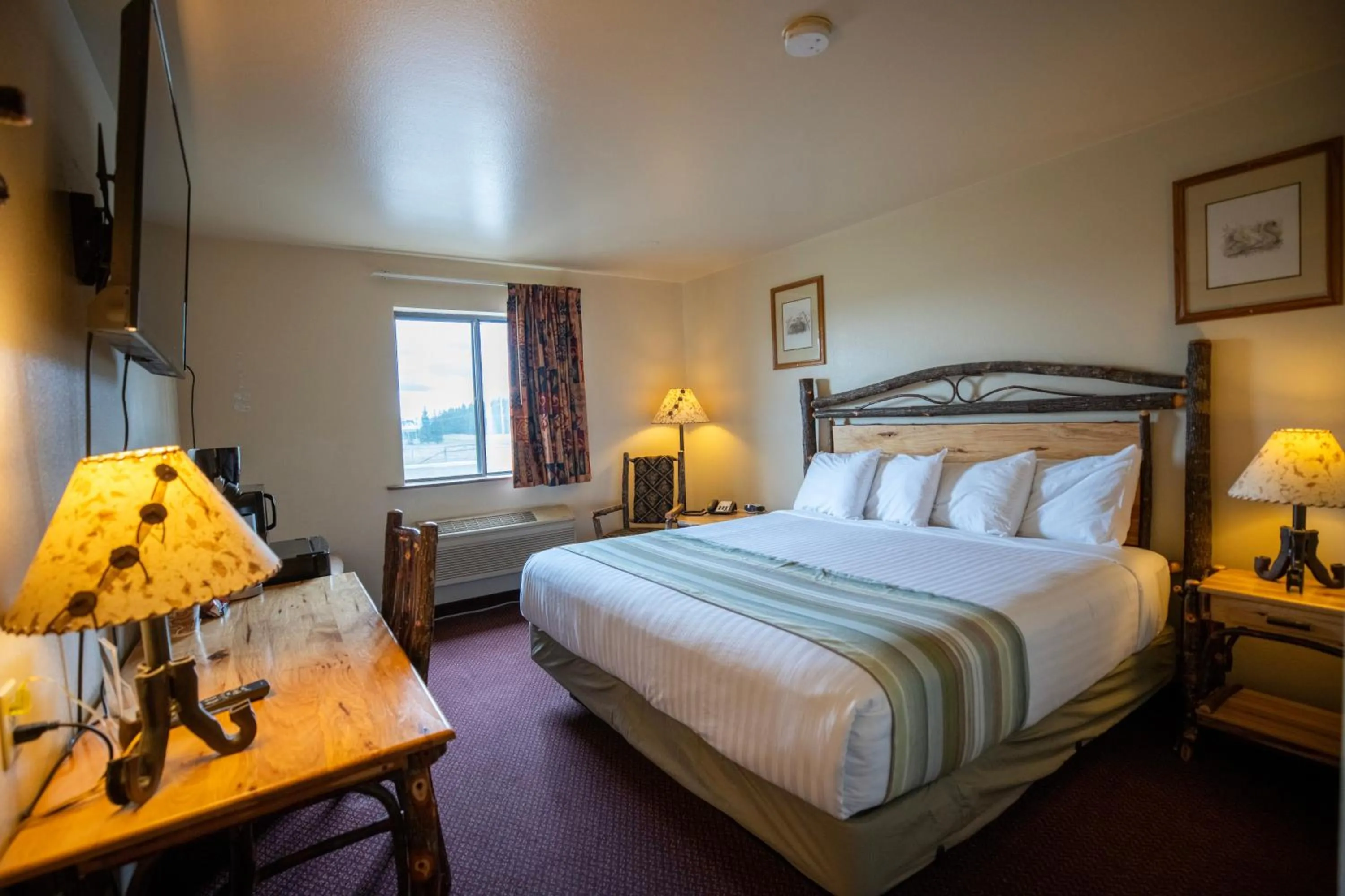 Bedroom, Bed in Super 8 by Wyndham West Yellowstone