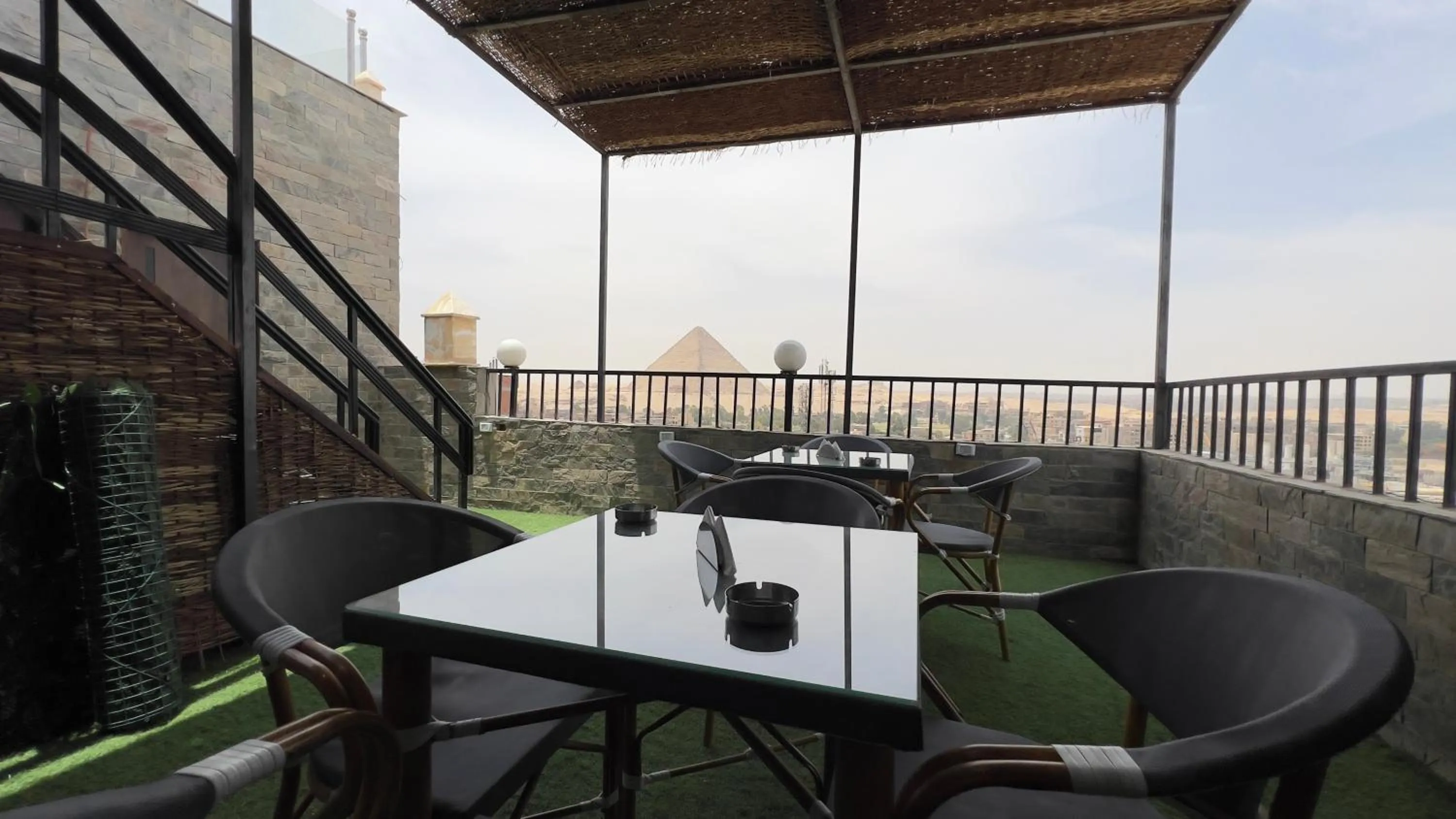 Restaurant/places to eat in pyramids tower view inn