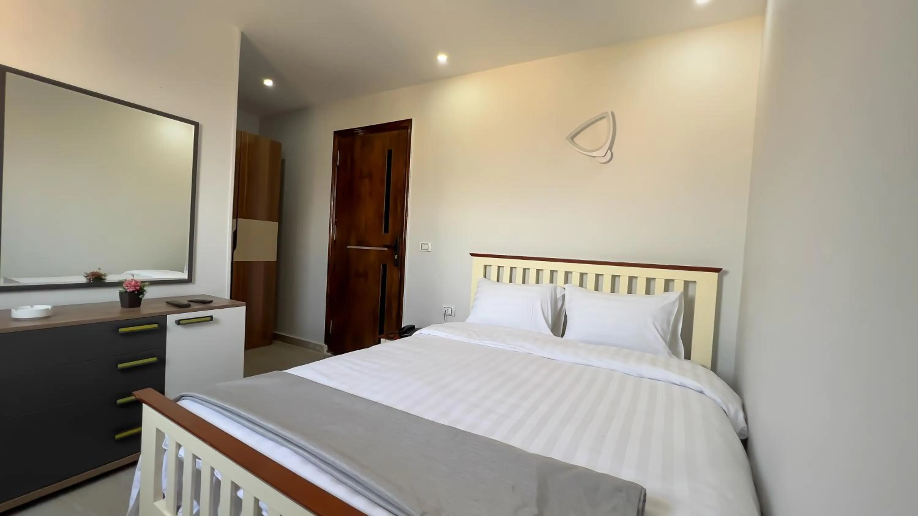 Bed in pyramids tower view inn