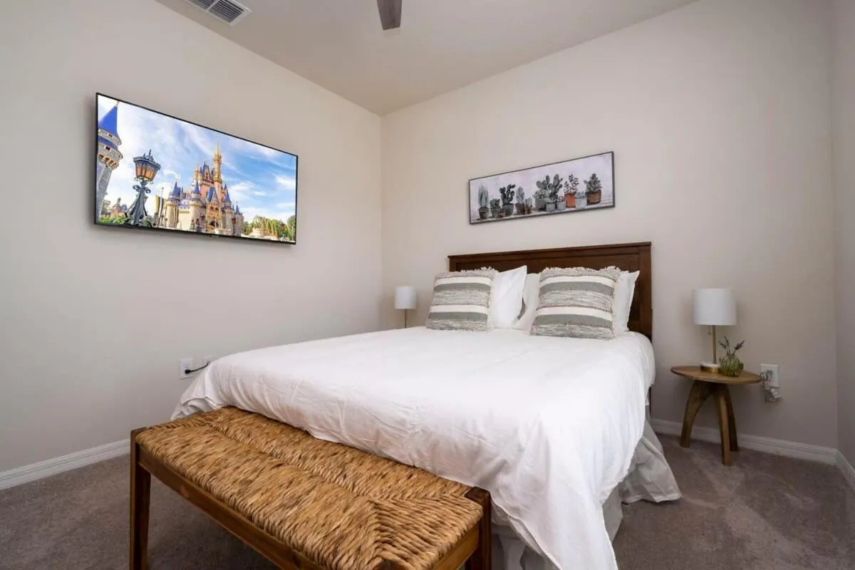 Bed in Stunning 5Bd w Pool at Windsor Island Resort 3814