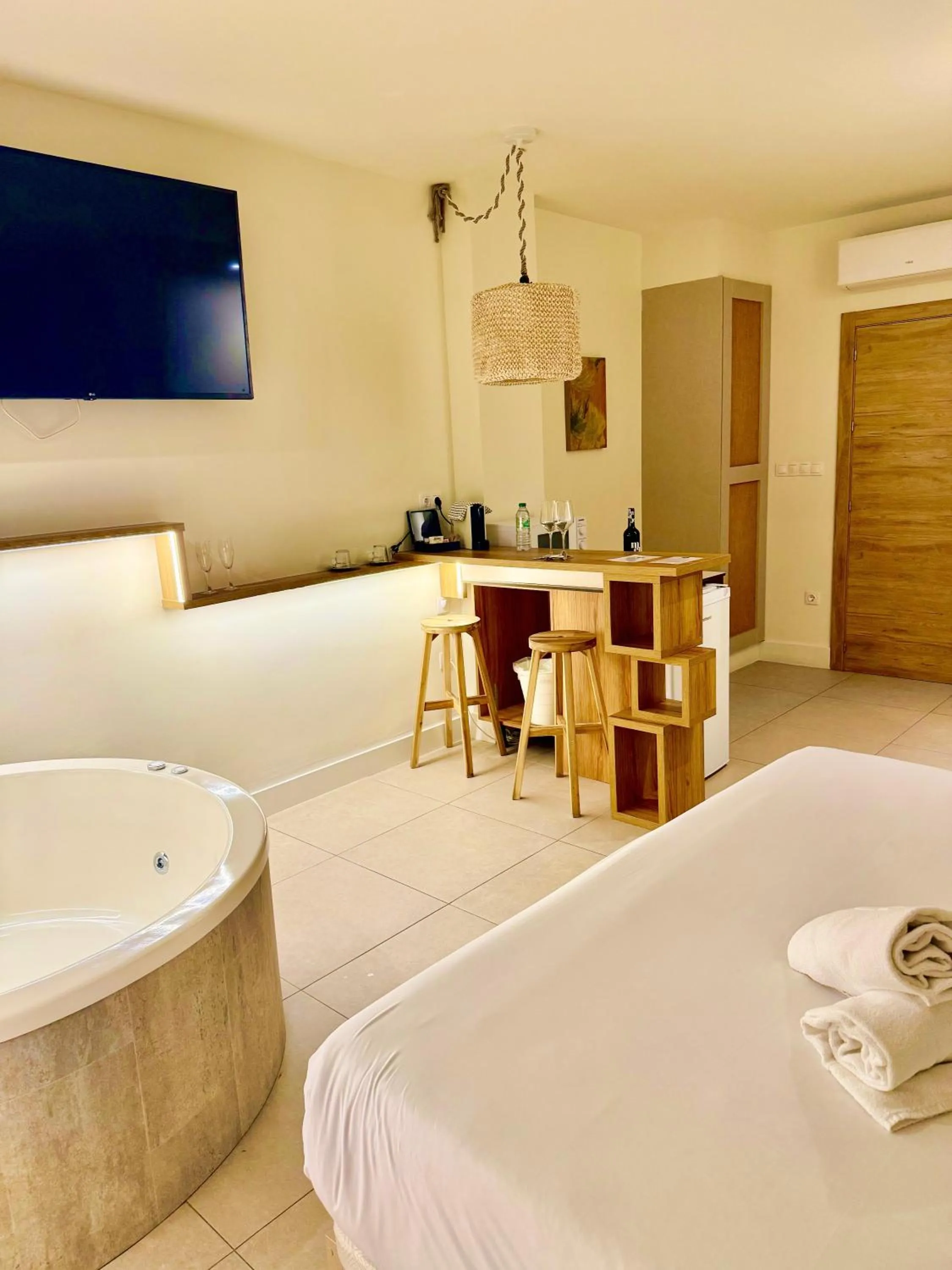 Hot Tub, Bed in Reina Victoria Velázquez