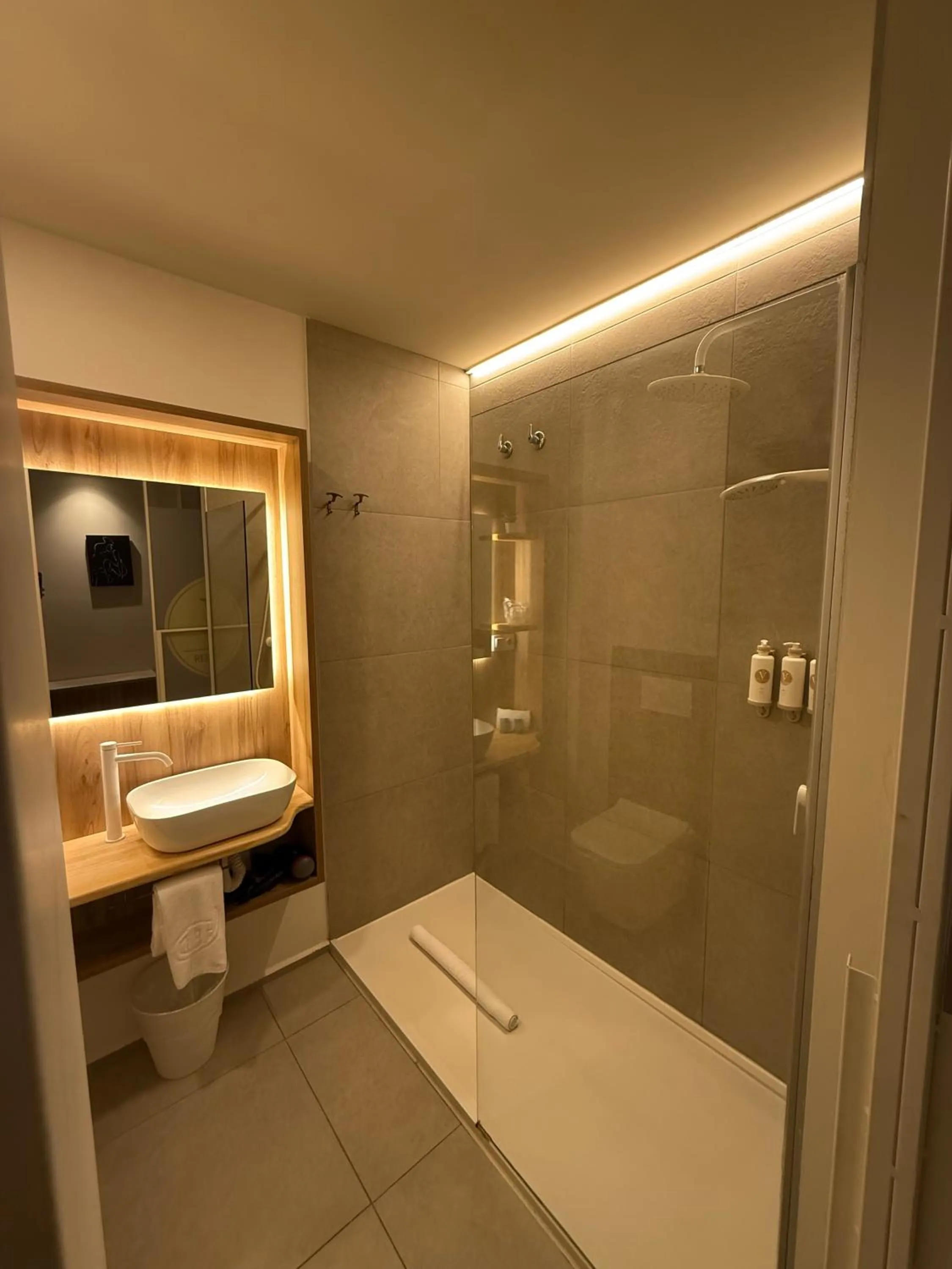 Shower in Reina Victoria Velázquez