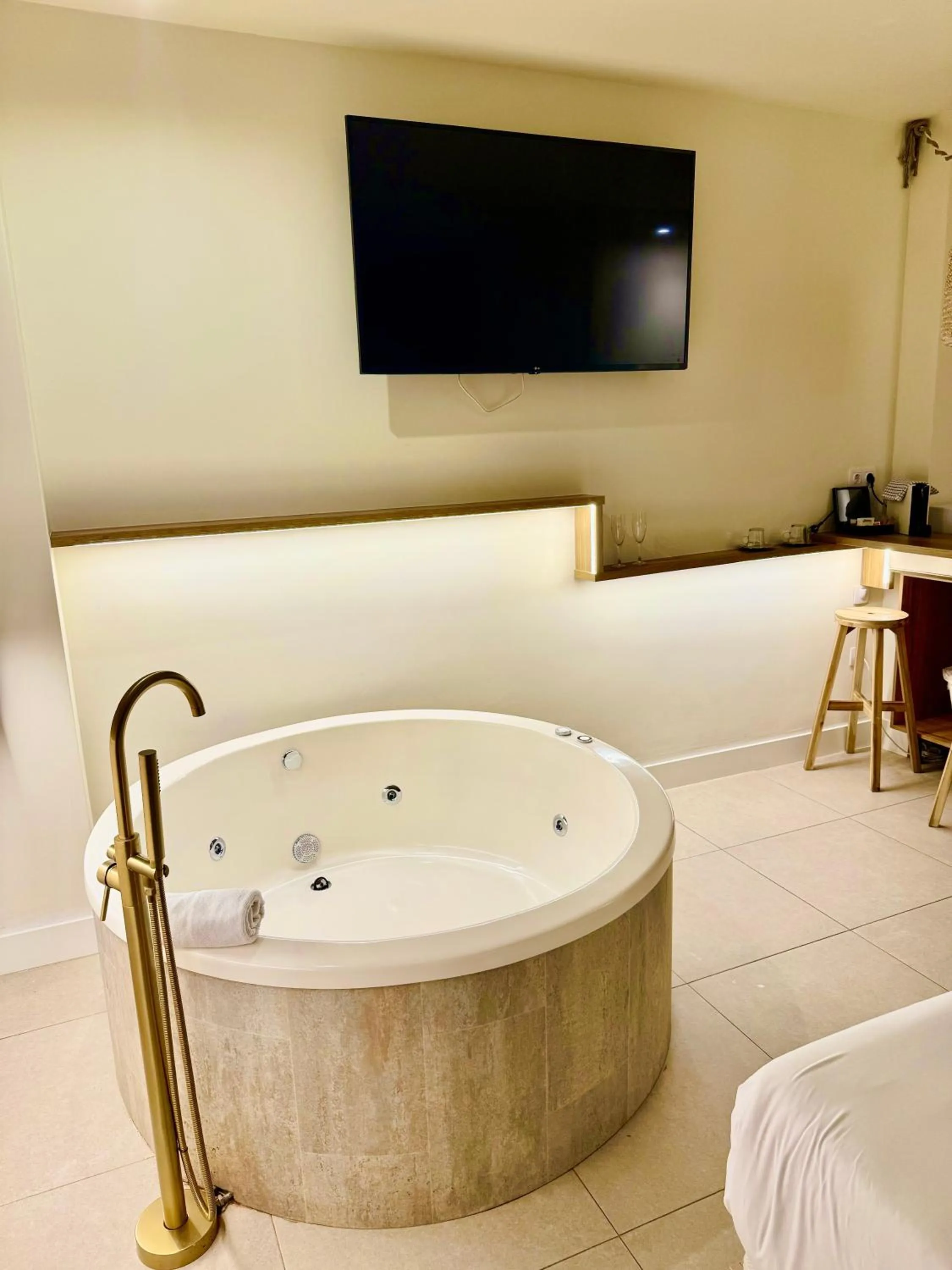 Hot Tub, Bed in Reina Victoria Velázquez