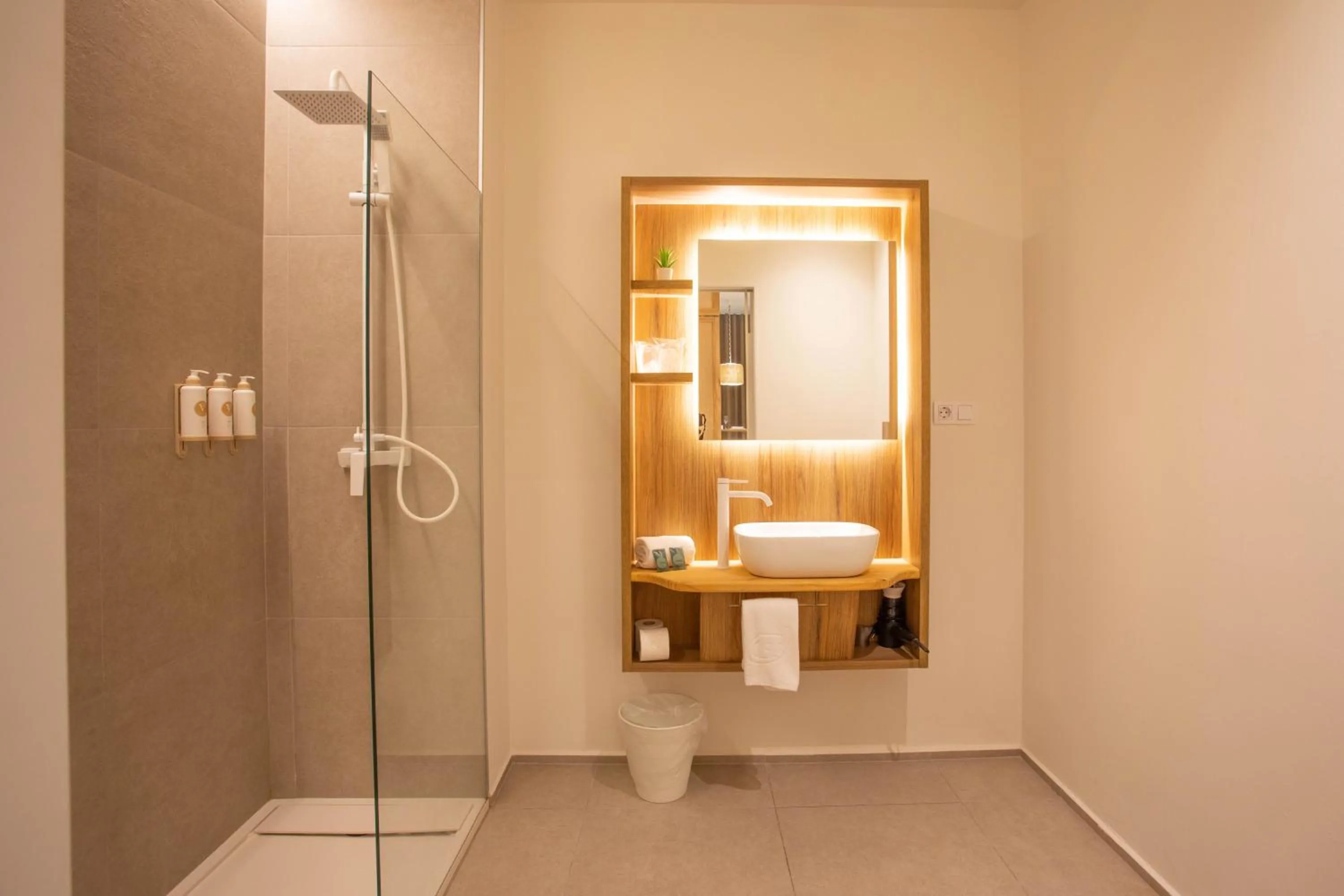 Shower in Reina Victoria Velázquez