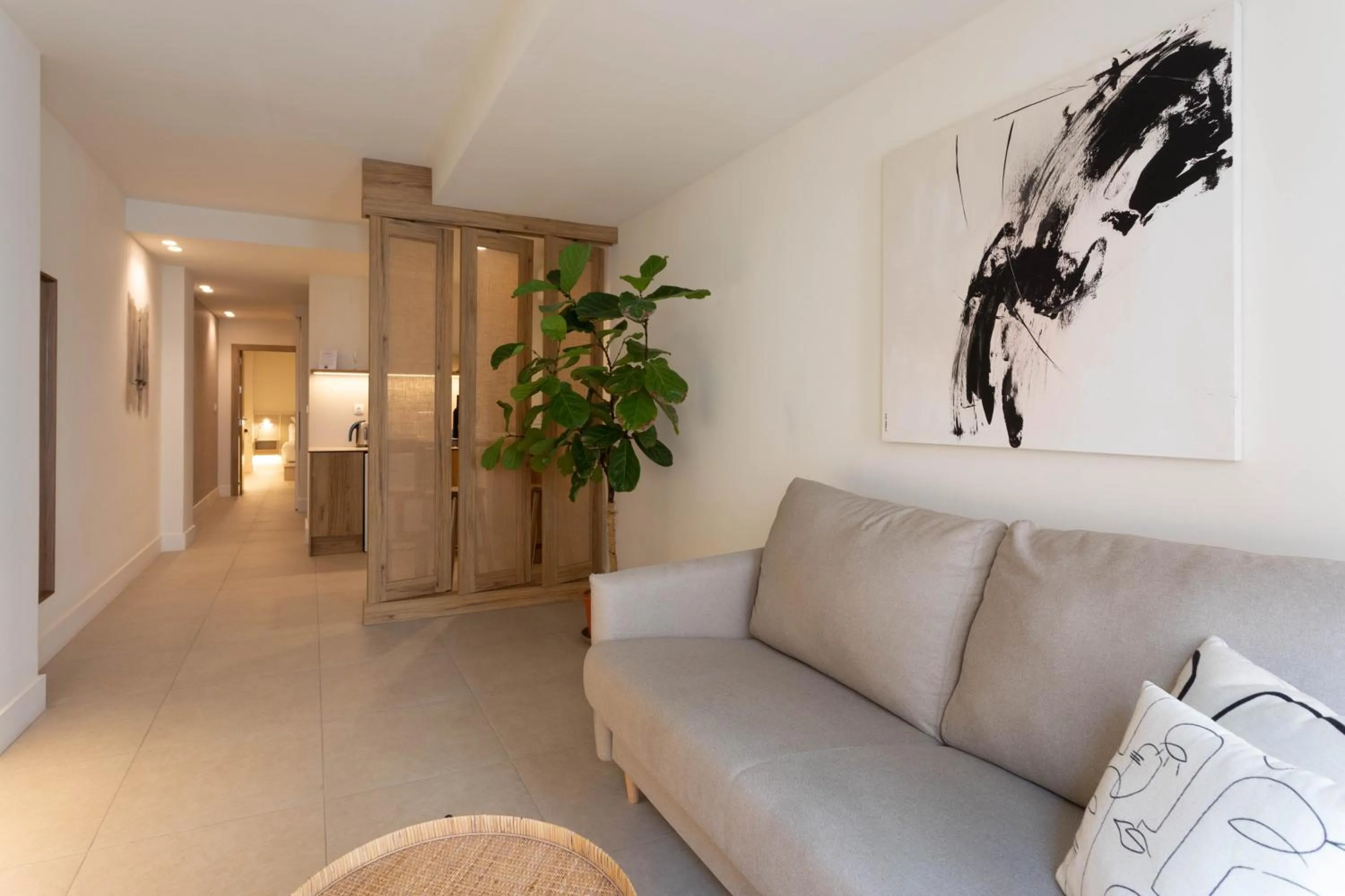 Photo of the whole room in Reina Victoria Velázquez