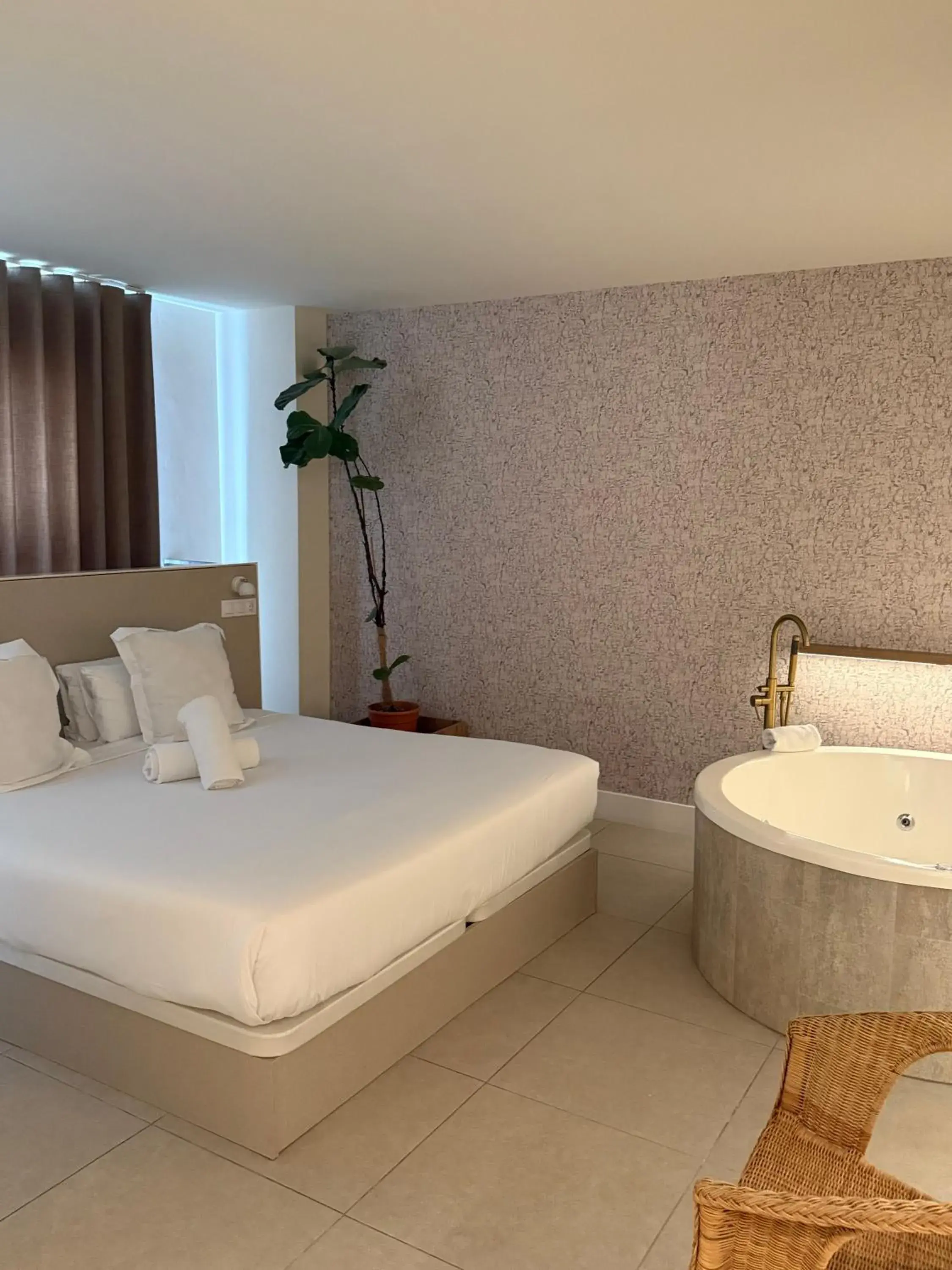 One-Bedroom Apartment with Spa Bath in Reina Victoria Velázquez One-Bedroom Apartment with Spa Bath in Reina Victoria Velázquez