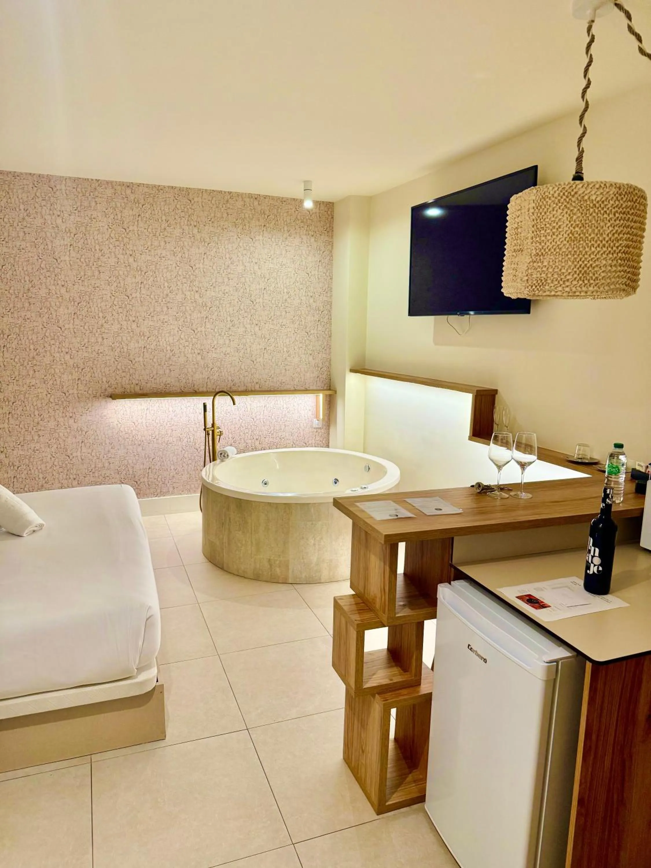 TV and multimedia in Reina Victoria Velázquez