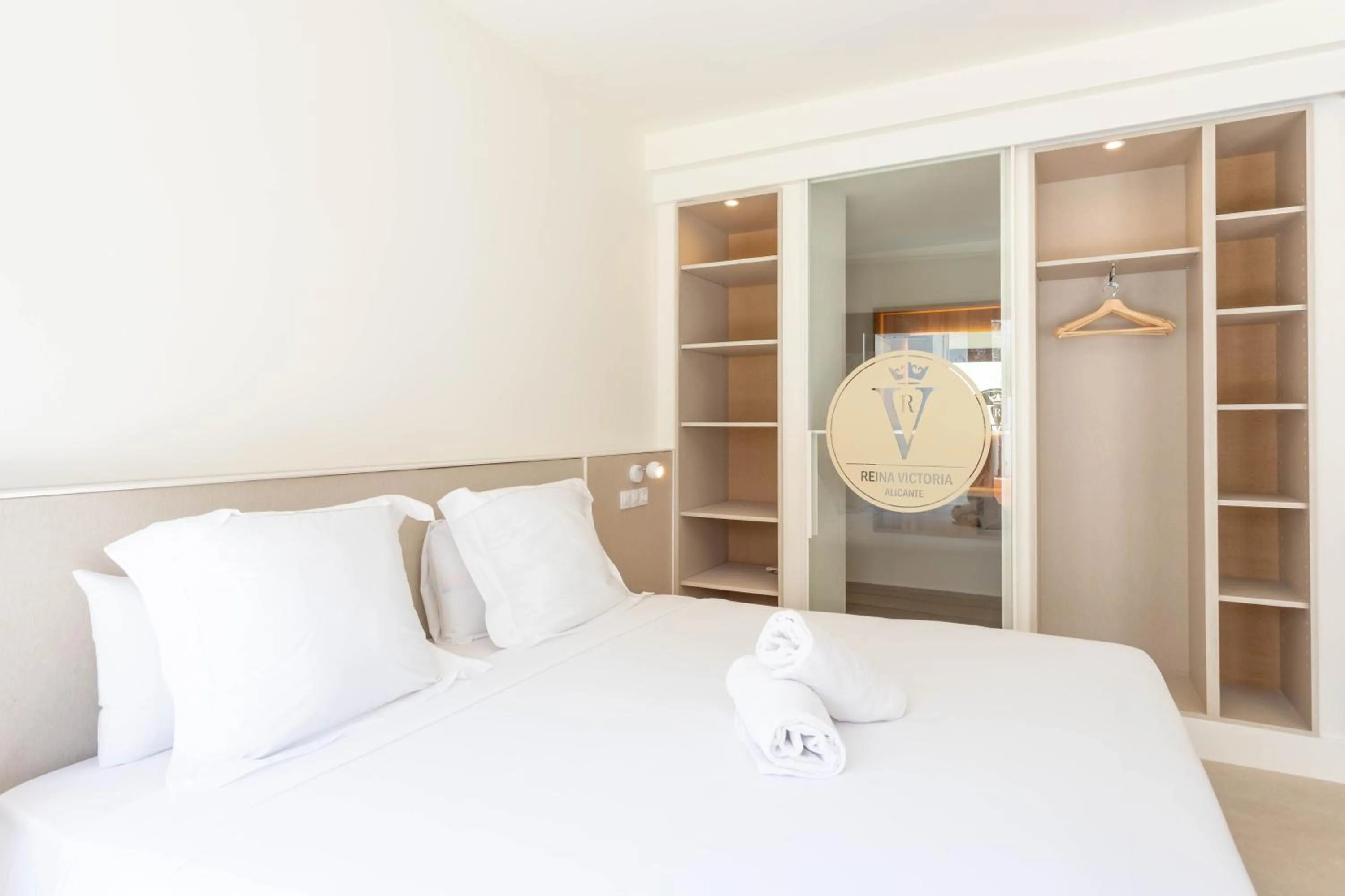 Logo/Certificate/Sign, Bed in Reina Victoria Velázquez