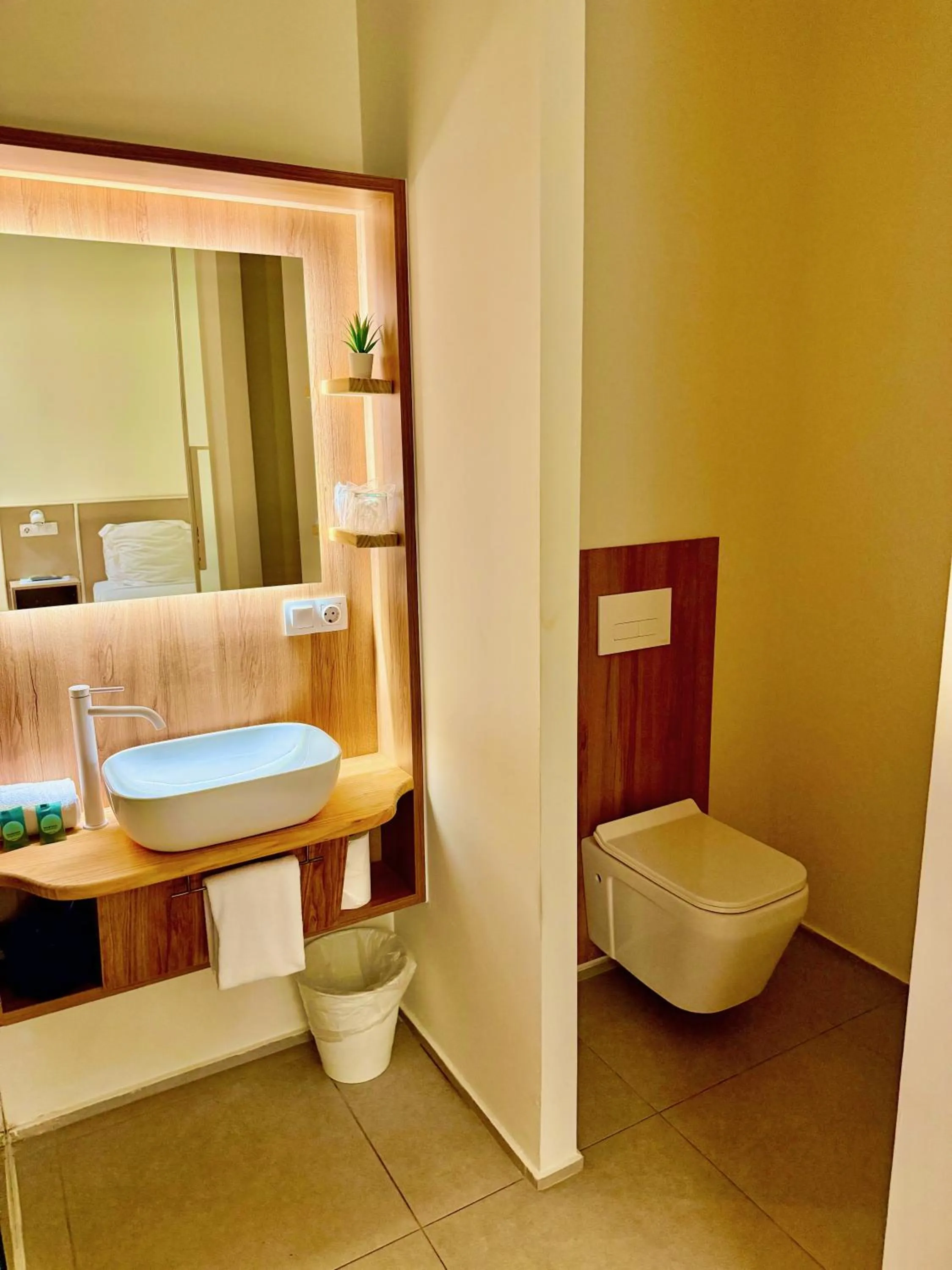 Shower in Reina Victoria Velázquez