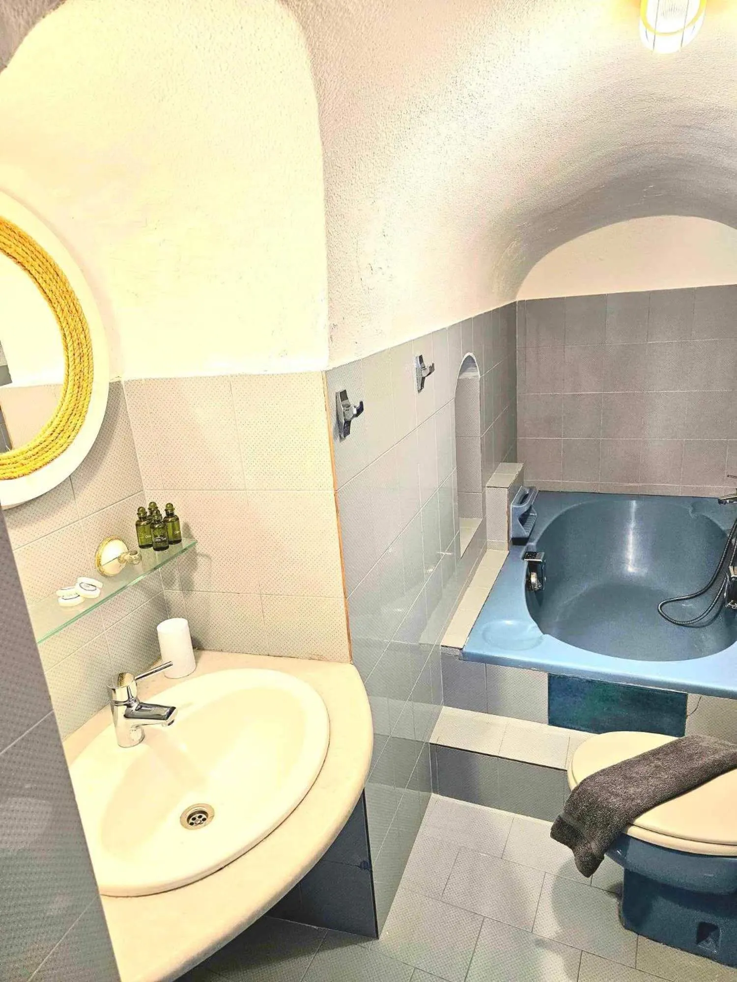 Amphitheater Cave Houses