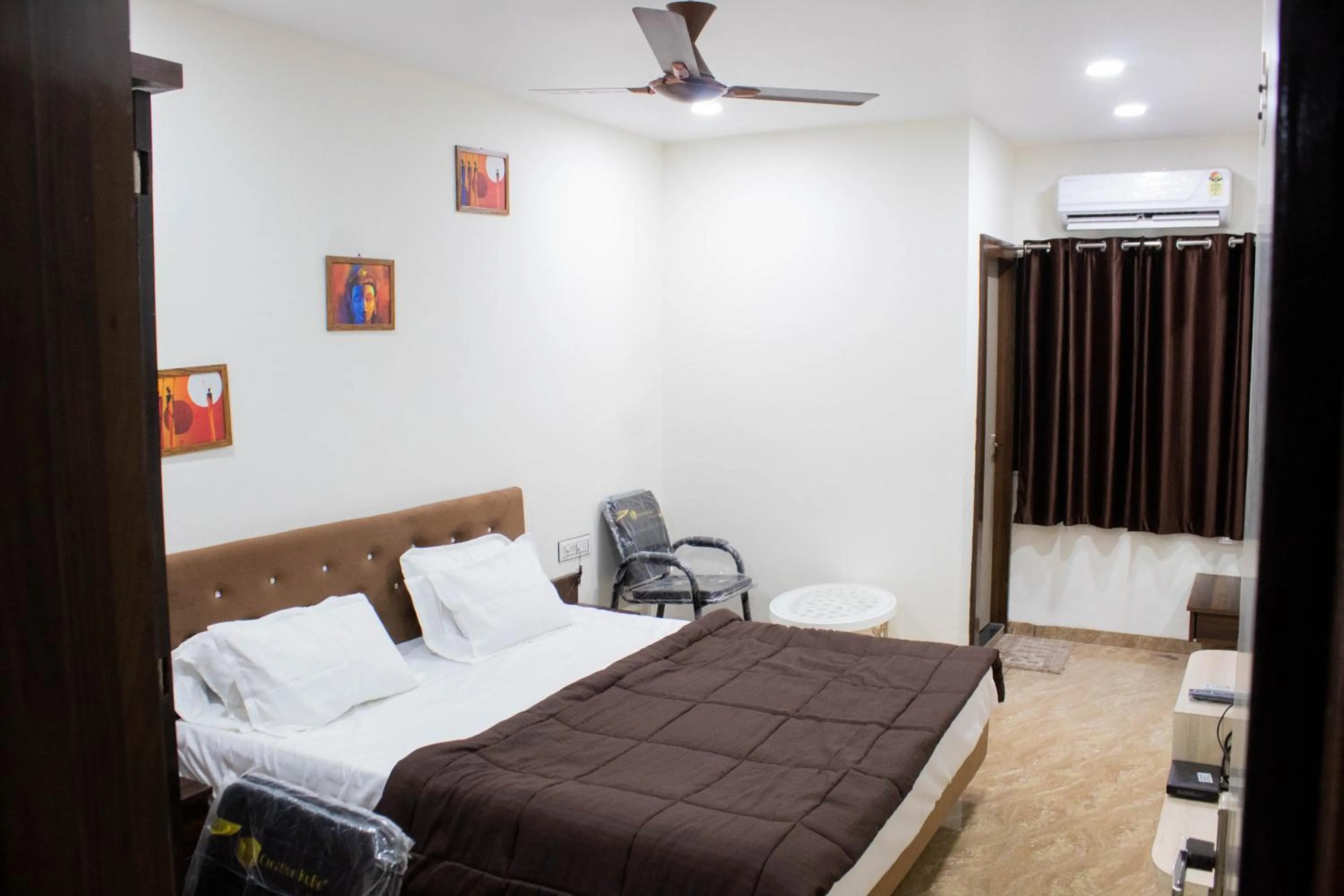 Photo of the whole room, Bed in Hotel Kiwi Inn